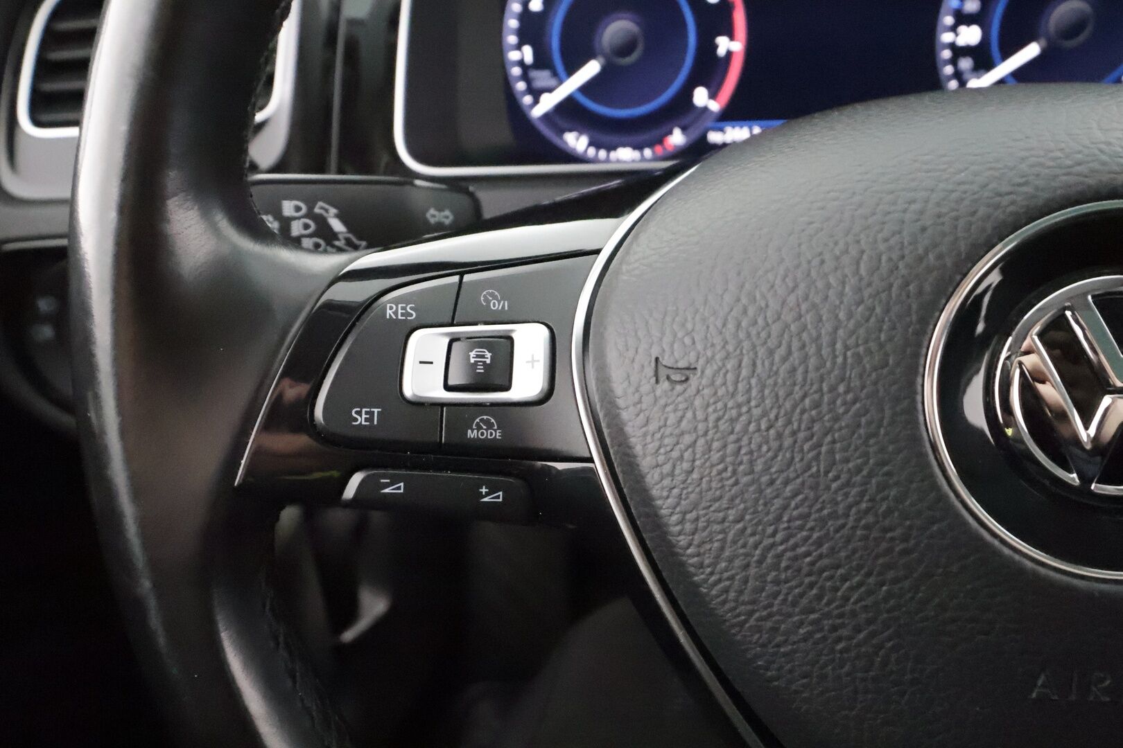 Volkswagen Golf 2018 Variant Highline 1,4 TSI 110 kW (150 hv) DSG-automaatti * Webasto / ACC / Hieronta / Vetokoukku / Panoraama / Peruutuskamera - Suomiauto / Facelift / Supervarusteet!