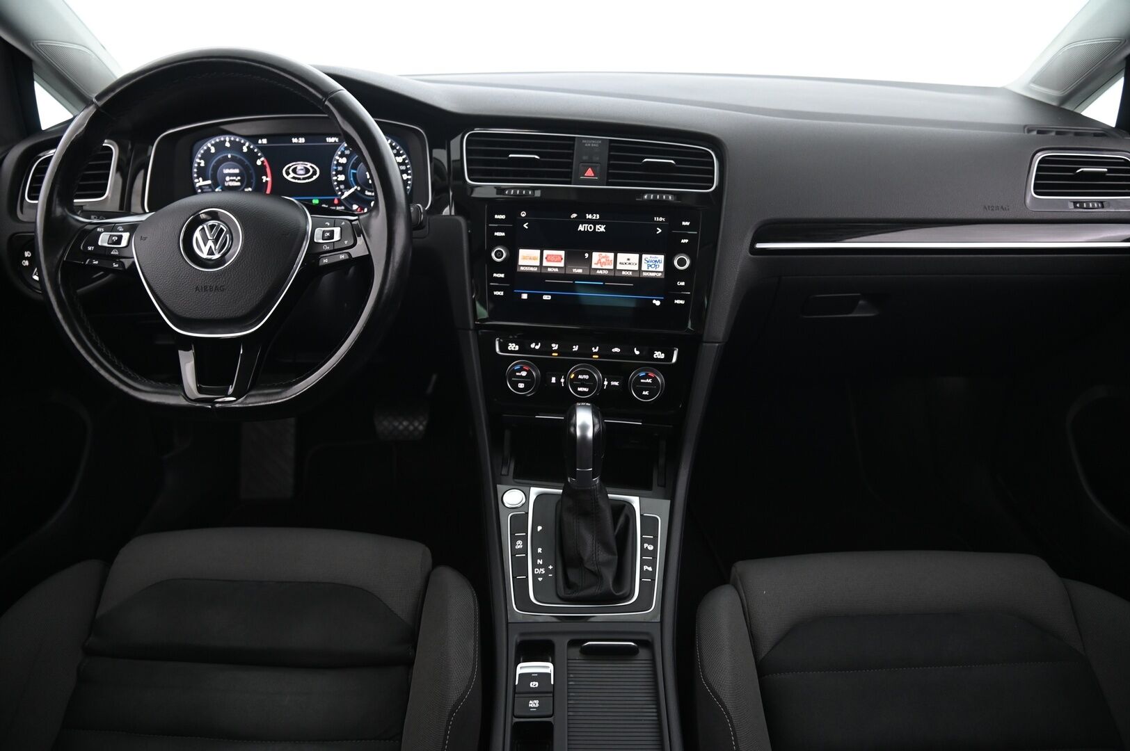 Volkswagen Golf 2017 Variant Highline 1,4 TSI 110 kW (150 hv) DSG-automaatti * Digimittaristo / Acc / Hieronta / Koukku / Webasto * - Suomi-auto / Keyless / Nahka-alcantara / P-kamera / Panorama - Osta nyt, maksa vasta ensi vuonna