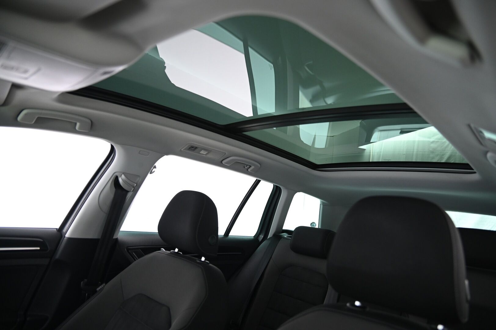 Volkswagen Golf 2017 Variant Highline 1,4 TSI 110 kW (150 hv) DSG-automaatti * Digimittaristo / Acc / Hieronta / Koukku / Webasto * - Suomi-auto / Keyless / Nahka-alcantara / P-kamera / Panorama - Osta nyt, maksa vasta ensi vuonna