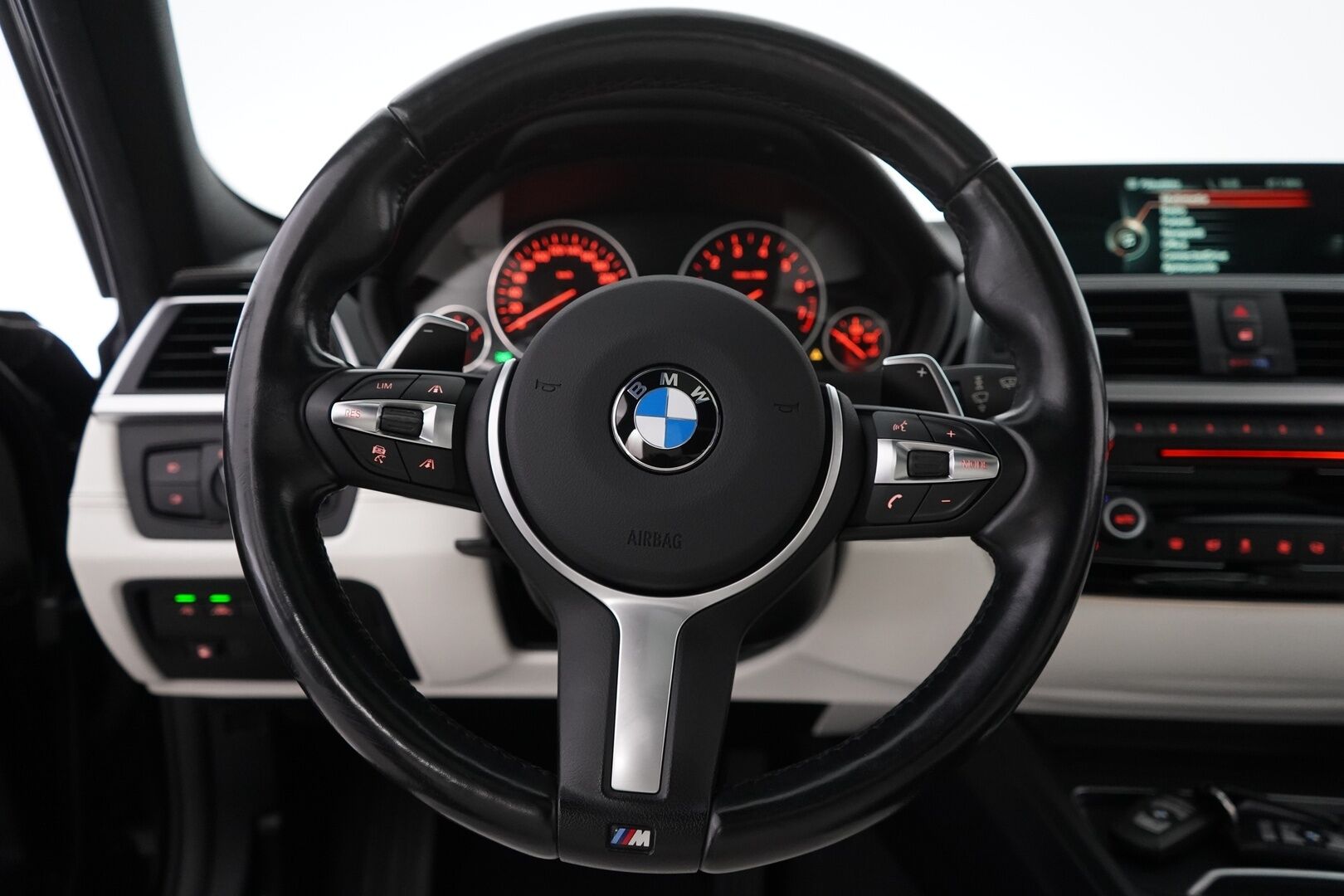 BMW 330 2016 F30 Sedan 330e A Business Luxury *ACC / H&K / 360° / HUD / Prof.Navi / Lasikattoluukku* - Kahdet renkaat vanteilla / Juuri katsastettu