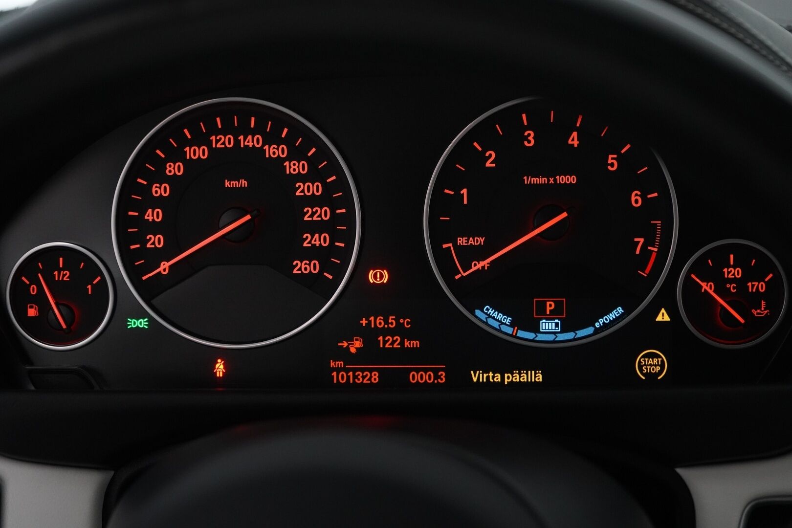 BMW 330 2016 F30 Sedan 330e A Business Luxury *ACC / H&K / 360° / HUD / Prof.Navi / Lasikattoluukku* - Kahdet renkaat vanteilla / Juuri katsastettu