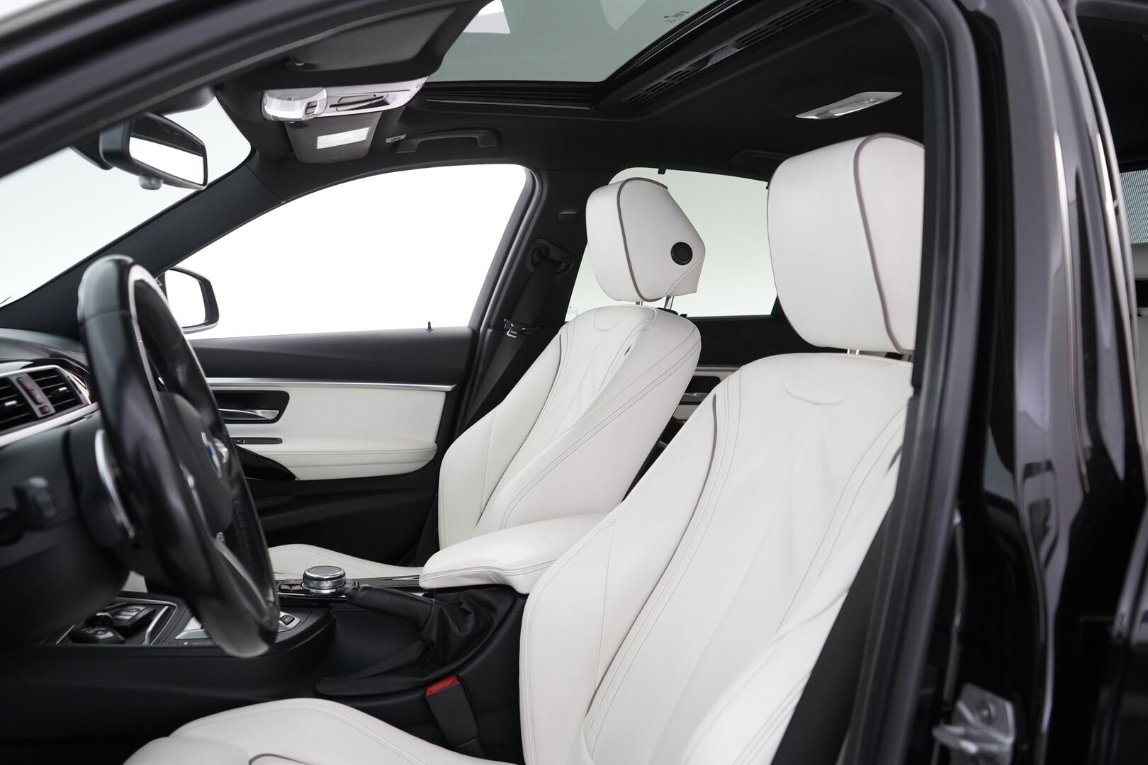 BMW 330 2016 F30 Sedan 330e A Business Luxury *ACC / H&K / 360° / HUD / Prof.Navi / Lasikattoluukku* - Kahdet renkaat vanteilla / Juuri katsastettu