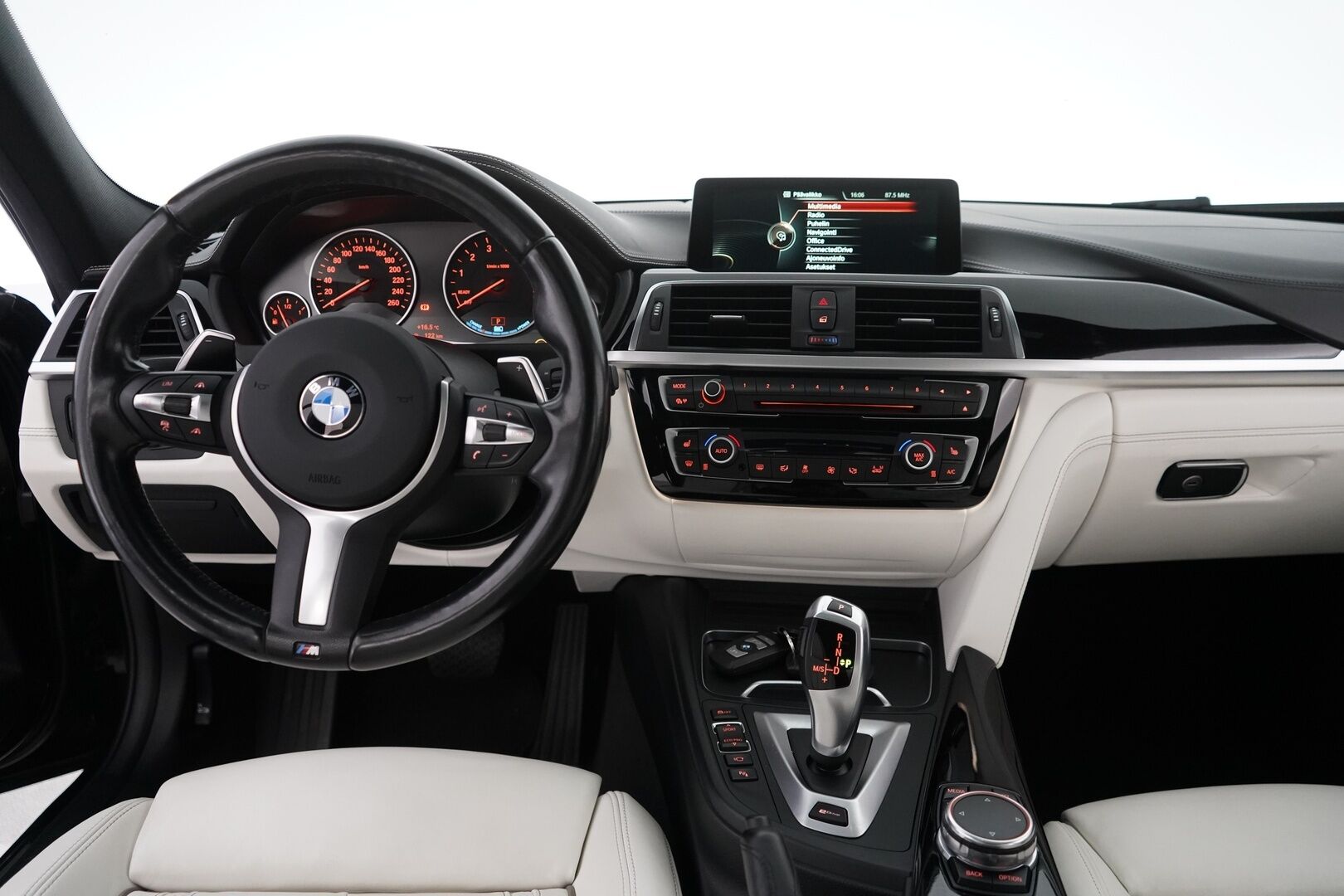 BMW 330 2016 F30 Sedan 330e A Business Luxury *ACC / H&K / 360° / HUD / Prof.Navi / Lasikattoluukku* - Kahdet renkaat vanteilla / Juuri katsastettu