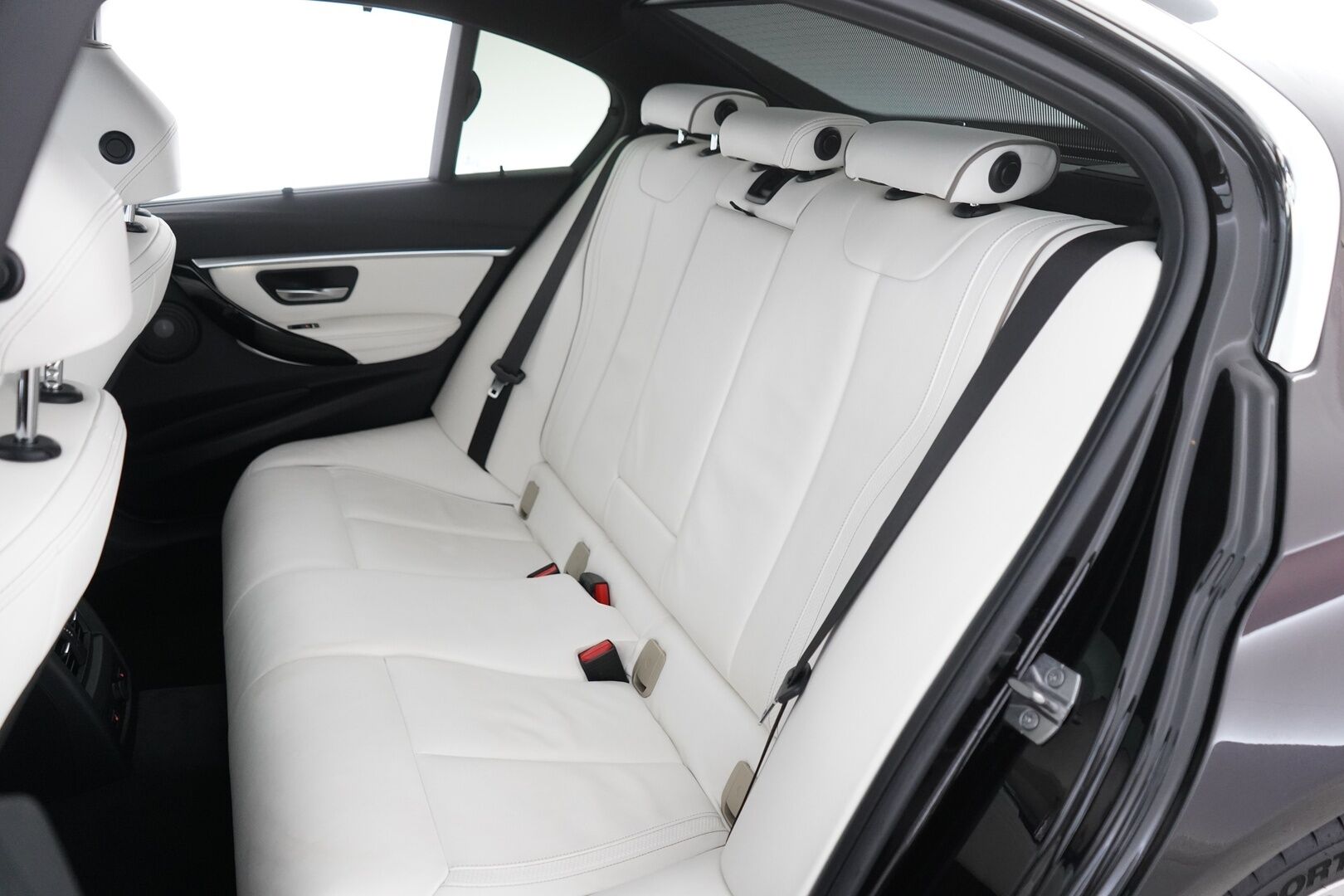 BMW 330 2016 F30 Sedan 330e A Business Luxury *ACC / H&K / 360° / HUD / Prof.Navi / Lasikattoluukku* - Kahdet renkaat vanteilla / Juuri katsastettu