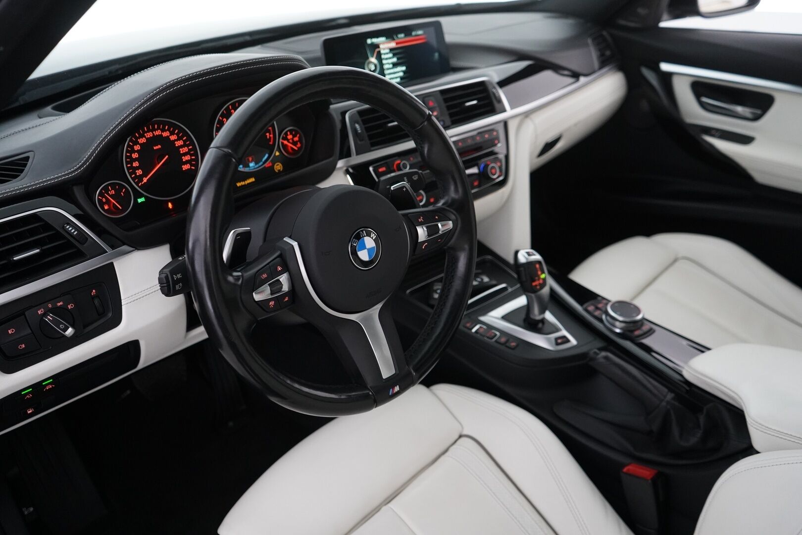BMW 330 2016 F30 Sedan 330e A Business Luxury *ACC / H&K / 360° / HUD / Prof.Navi / Lasikattoluukku* - Kahdet renkaat vanteilla / Juuri katsastettu