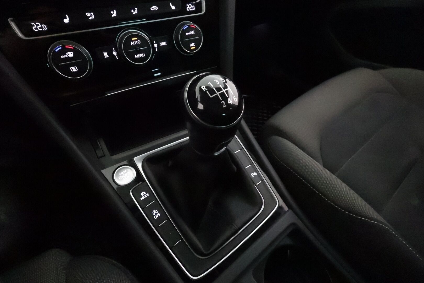 Volkswagen Golf 2017 Highline 1,4 TSI 92kW **ACC / Webasto / LED / Navi / P.kamera / KeylessGo / Digimittaristo** - Suomi-auto / Kahdet renkaat aluvanteilla