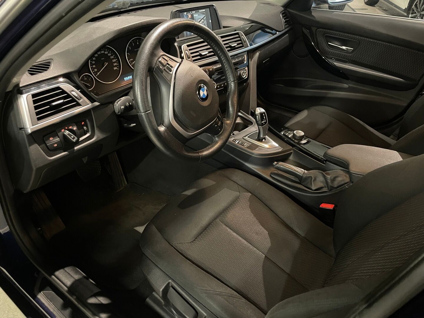 BMW 318 2017 F30 Sedan 318i A Business - | 1-om. | Koukku | Vakkari | Tutka | Lohko | LED | Siistikuntoinen ja hyvin huollettu | Suomiauto |