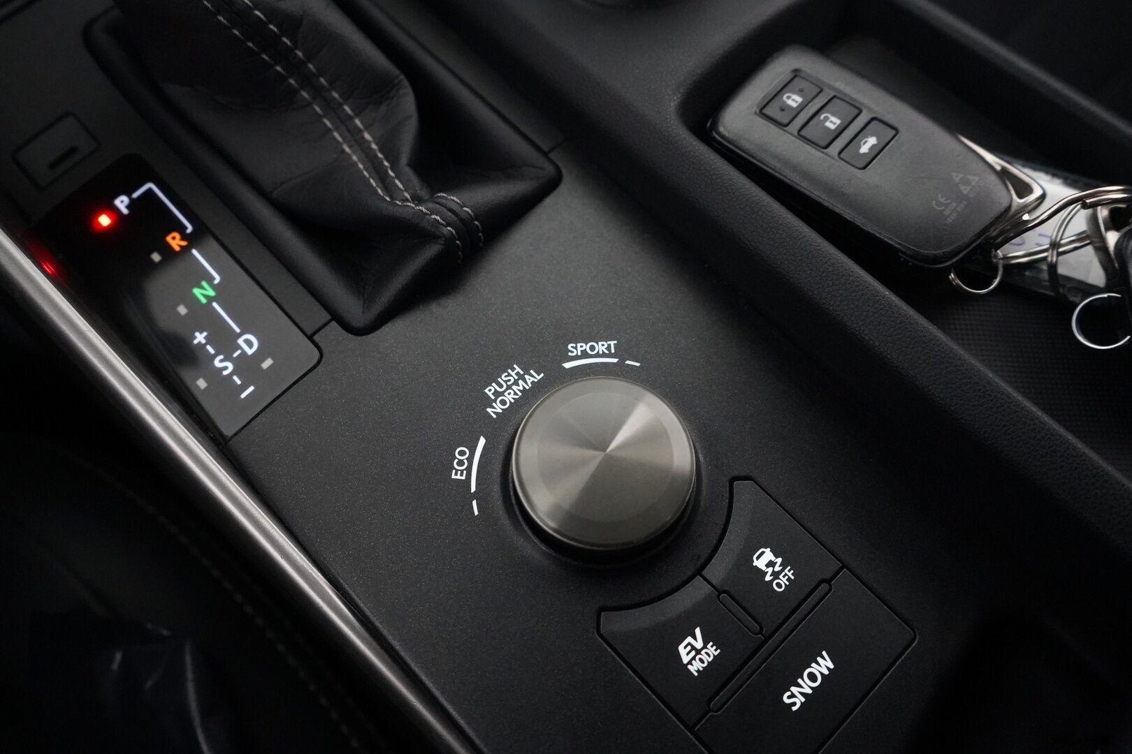 Lexus IS 2017 300h Hybrid A Comfort - Suomi-auto | Vakkari | Lohko | Keyless | Puolinahat | Tutka | Kahdet renkaat alumiinivanteilla | Juuri katsatettu | Särmä huoltohistoria |