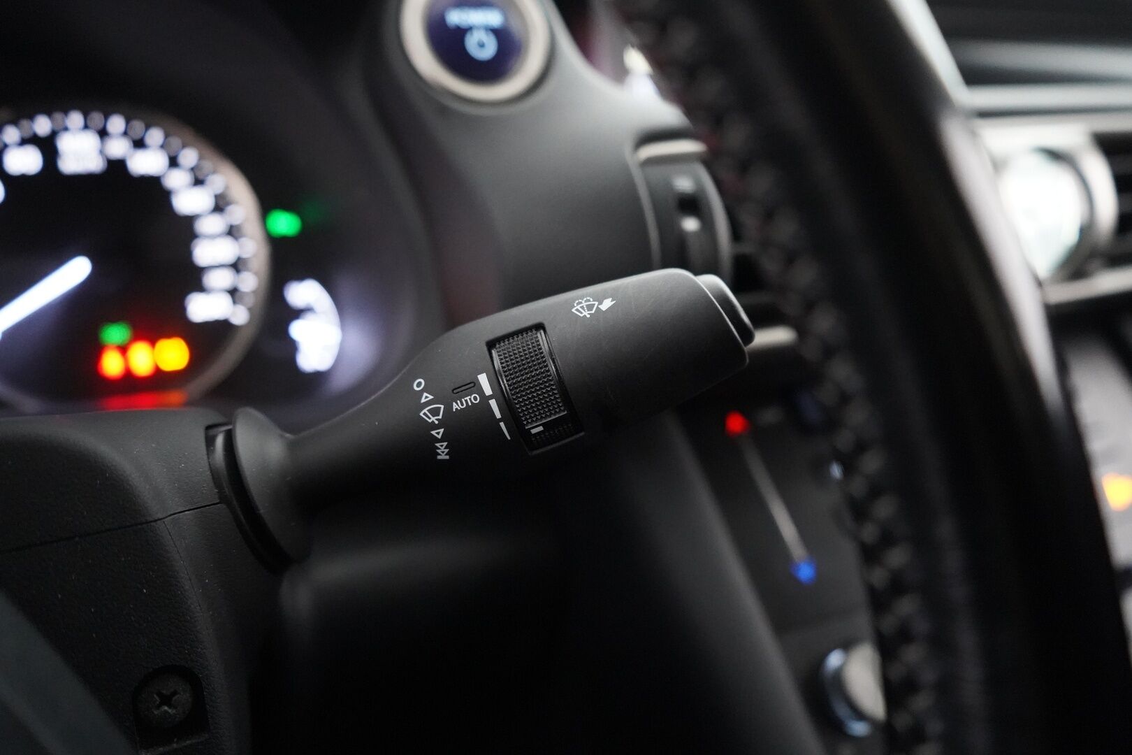 Lexus IS 2017 300h Hybrid A Comfort - Suomi-auto | Vakkari | Lohko | Keyless | Puolinahat | Tutka | Kahdet renkaat alumiinivanteilla | Juuri katsatettu | Särmä huoltohistoria |
