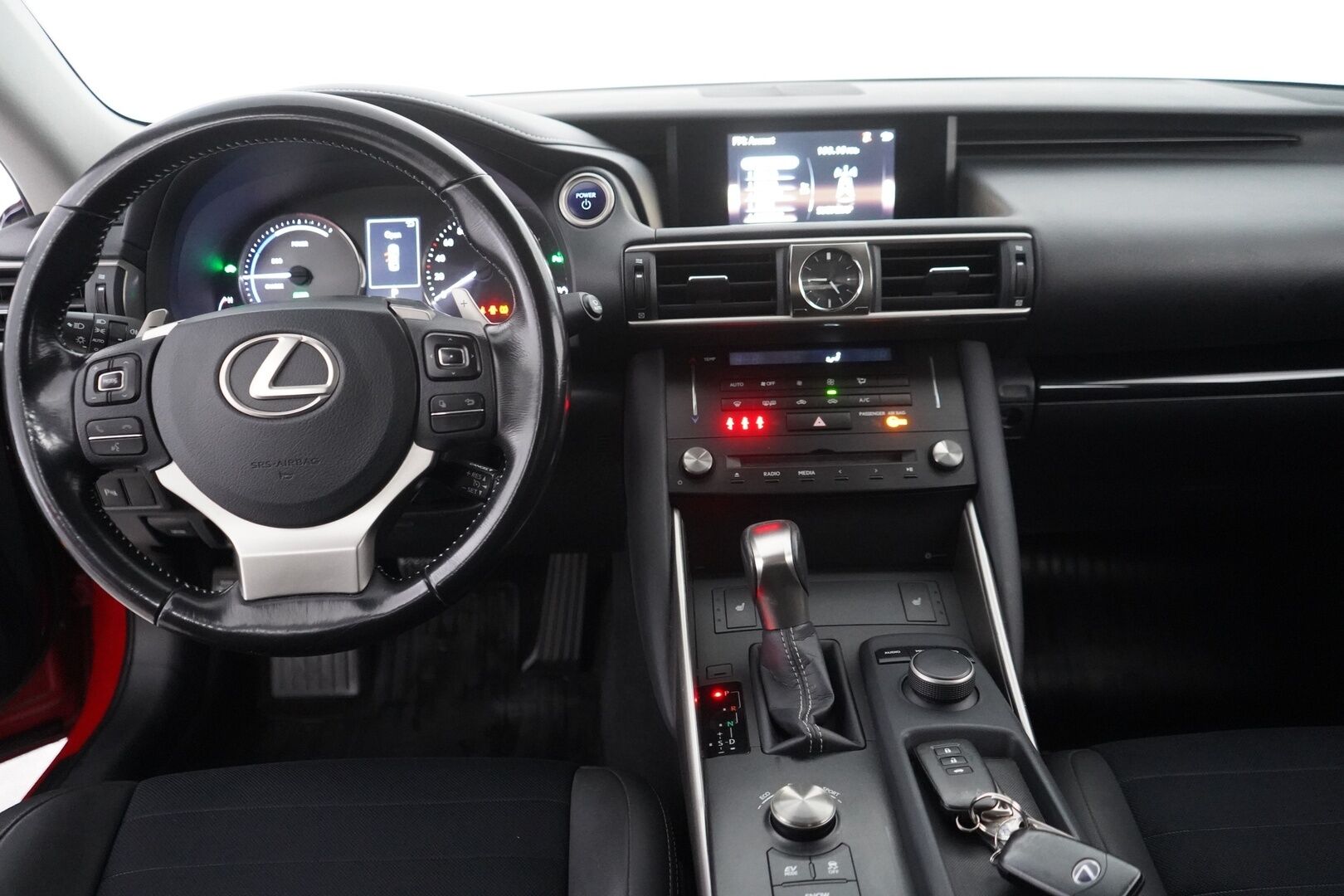 Lexus IS 2017 300h Hybrid A Comfort - Suomi-auto | Vakkari | Lohko | Keyless | Puolinahat | Tutka | Kahdet renkaat alumiinivanteilla | Juuri katsatettu | Särmä huoltohistoria |