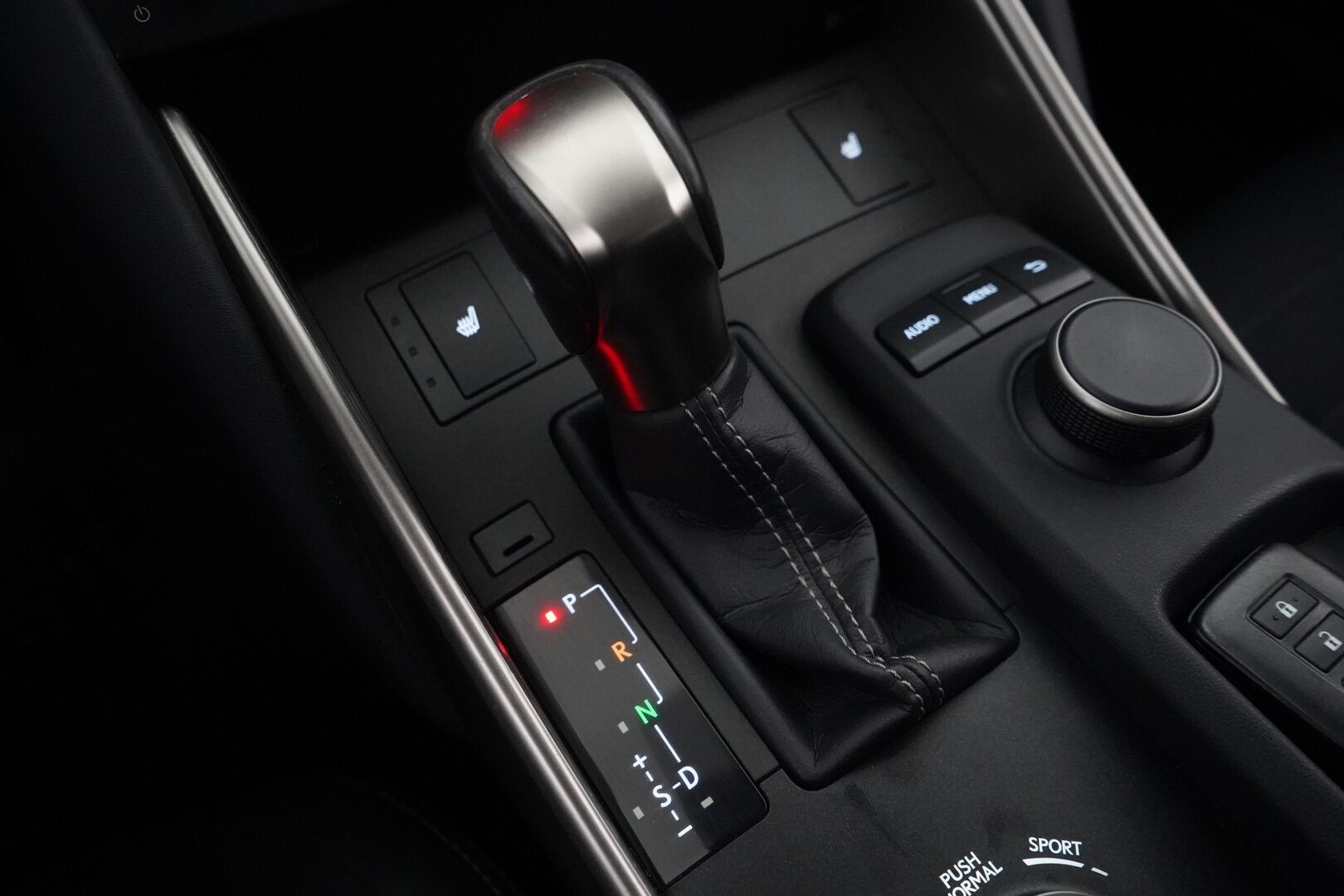 Lexus IS 2017 300h Hybrid A Comfort - Suomi-auto | Vakkari | Lohko | Keyless | Puolinahat | Tutka | Kahdet renkaat alumiinivanteilla | Juuri katsatettu | Särmä huoltohistoria |