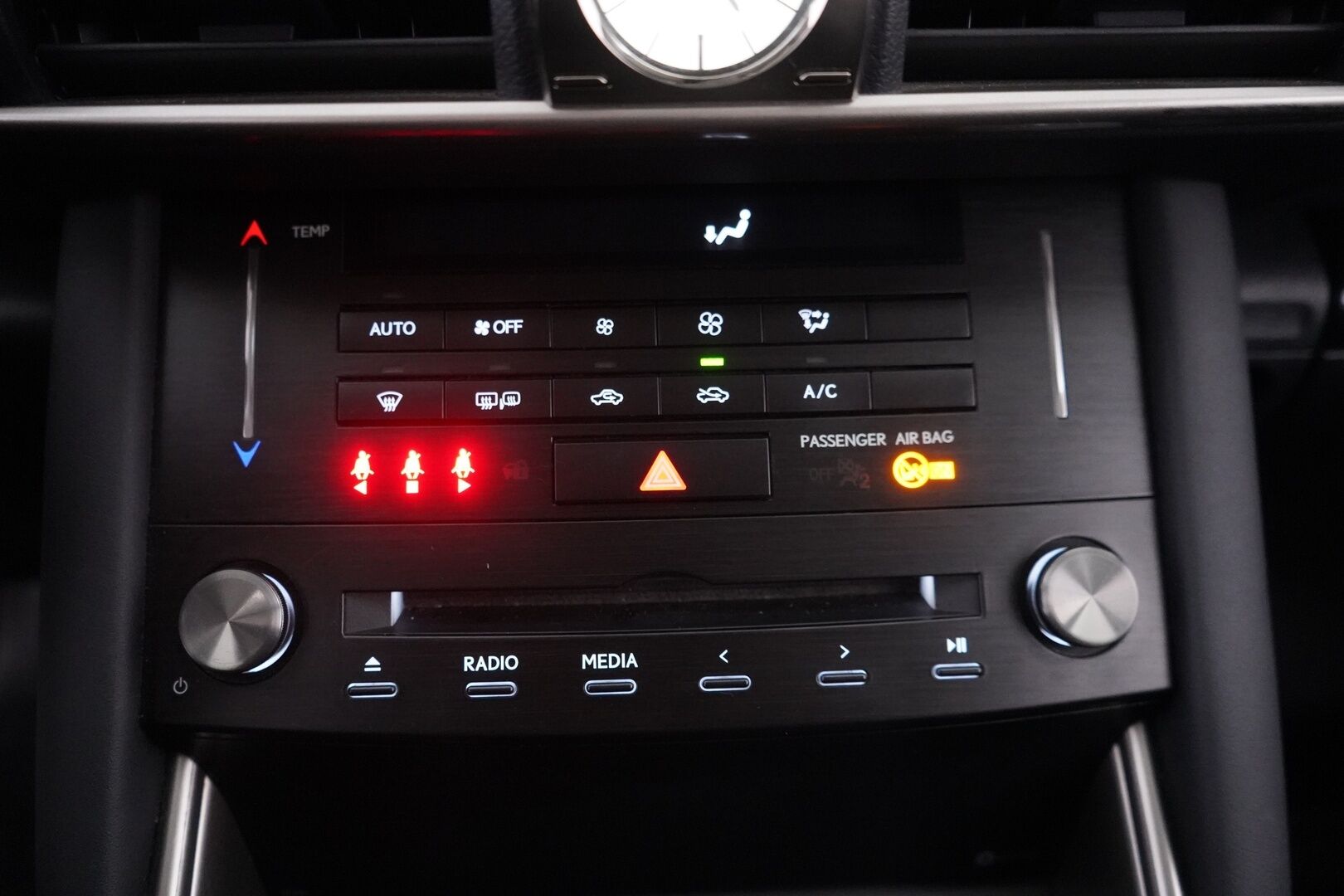 Lexus IS 2017 300h Hybrid A Comfort - Suomi-auto | Vakkari | Lohko | Keyless | Puolinahat | Tutka | Kahdet renkaat alumiinivanteilla | Juuri katsatettu | Särmä huoltohistoria |