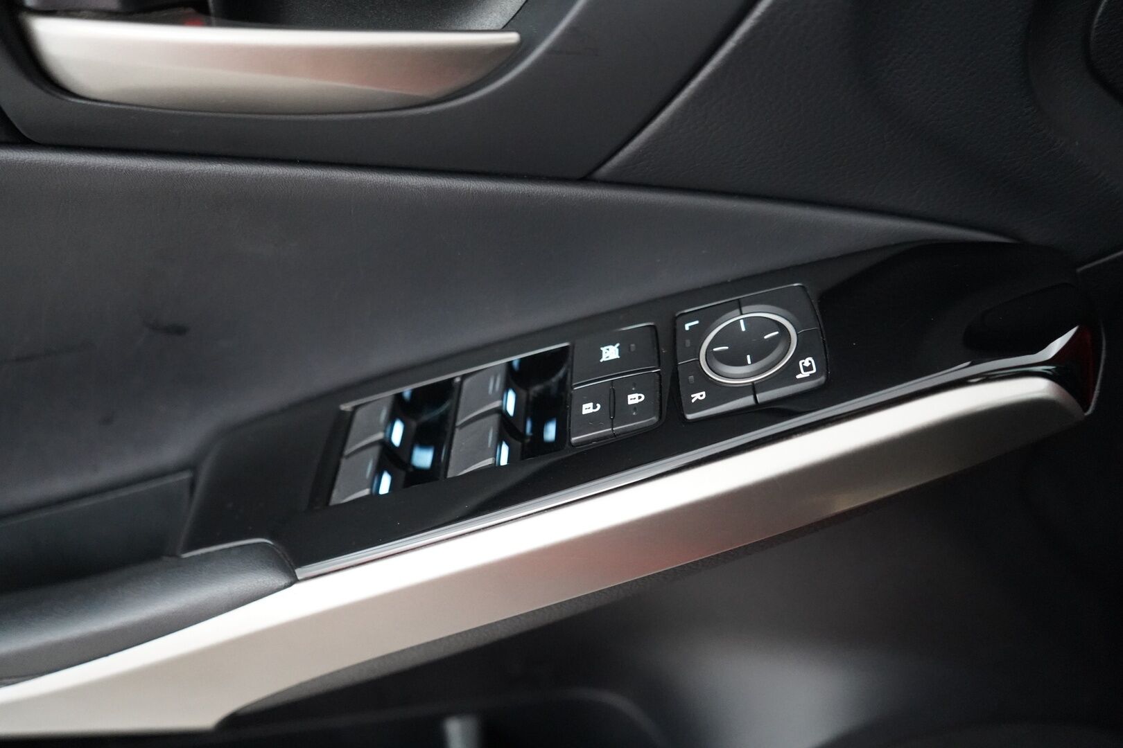 Lexus IS 2017 300h Hybrid A Comfort - Suomi-auto | Vakkari | Lohko | Keyless | Puolinahat | Tutka | Kahdet renkaat alumiinivanteilla | Juuri katsatettu | Särmä huoltohistoria |