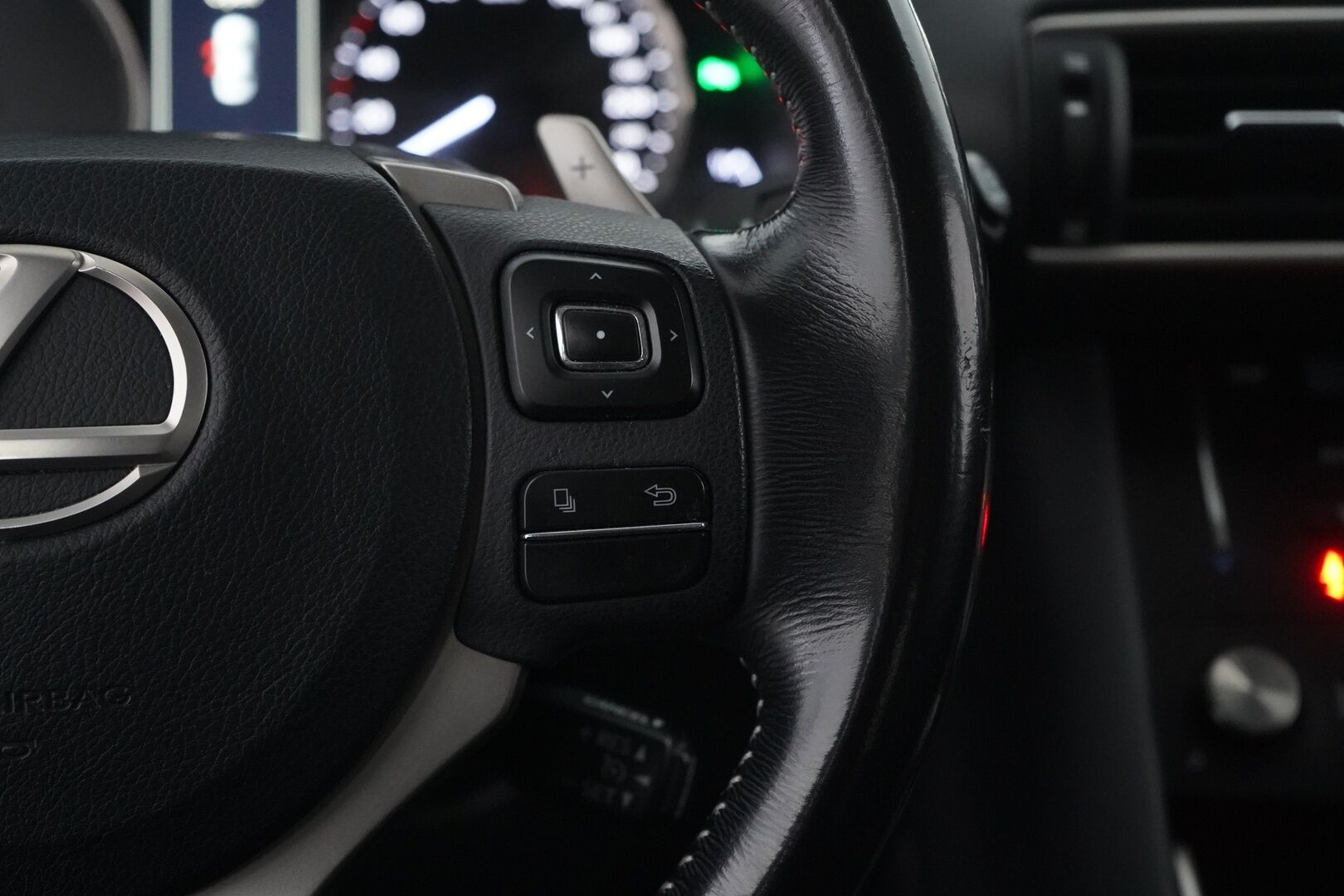Lexus IS 2017 300h Hybrid A Comfort - Suomi-auto | Vakkari | Lohko | Keyless | Puolinahat | Tutka | Kahdet renkaat alumiinivanteilla | Juuri katsatettu | Särmä huoltohistoria |