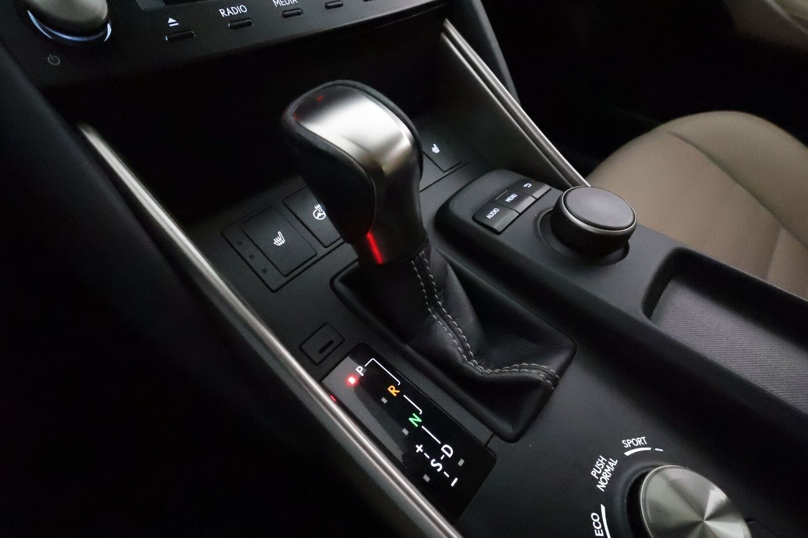 Lexus IS 2017 300h Hybrid A Executive *ACC / P.kamera / LED / Facelift / Puolinahat / Lohkolämmitin / KeylessGo* - Suomi-auto / Kahdet renkaat aluvanteilla / Merkkihuollettu / Juuri huollettu!