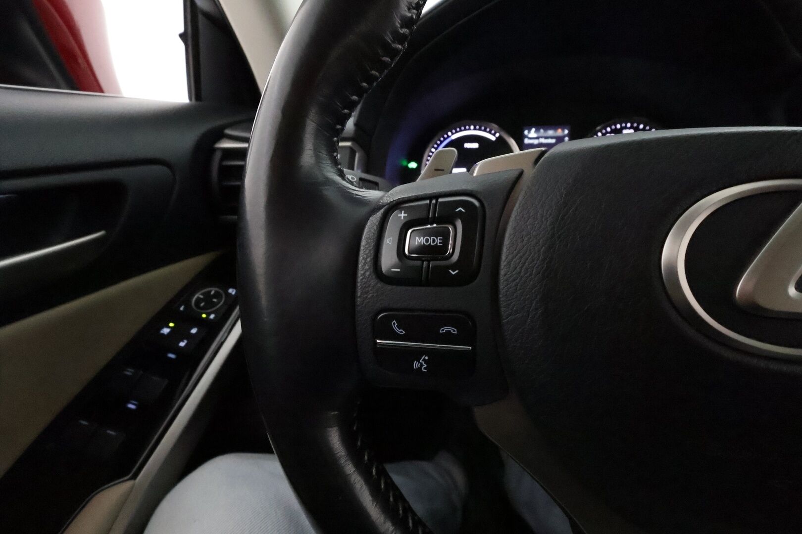 Lexus IS 2017 300h Hybrid A Executive *ACC / P.kamera / LED / Facelift / Puolinahat / Lohkolämmitin / KeylessGo* - Suomi-auto / Kahdet renkaat aluvanteilla / Merkkihuollettu / Juuri huollettu!