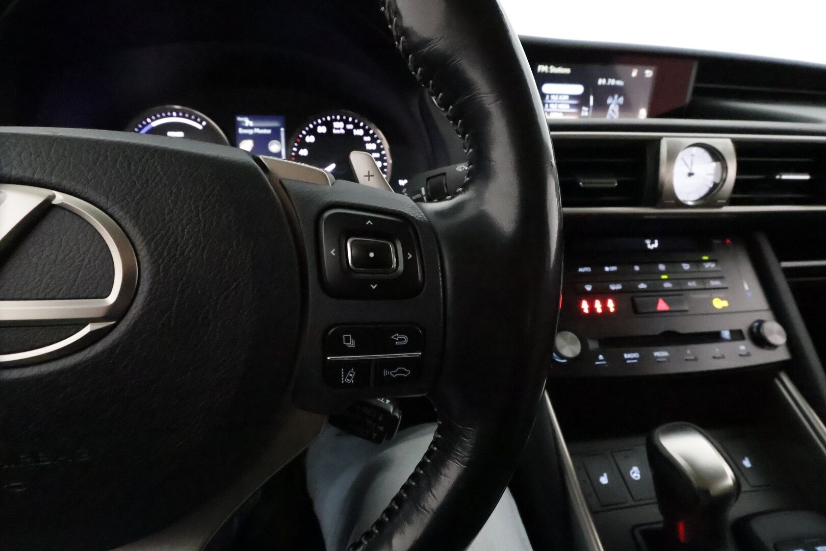 Lexus IS 2017 300h Hybrid A Executive *ACC / P.kamera / LED / Facelift / Puolinahat / Lohkolämmitin / KeylessGo* - Suomi-auto / Kahdet renkaat aluvanteilla / Merkkihuollettu / Juuri huollettu!