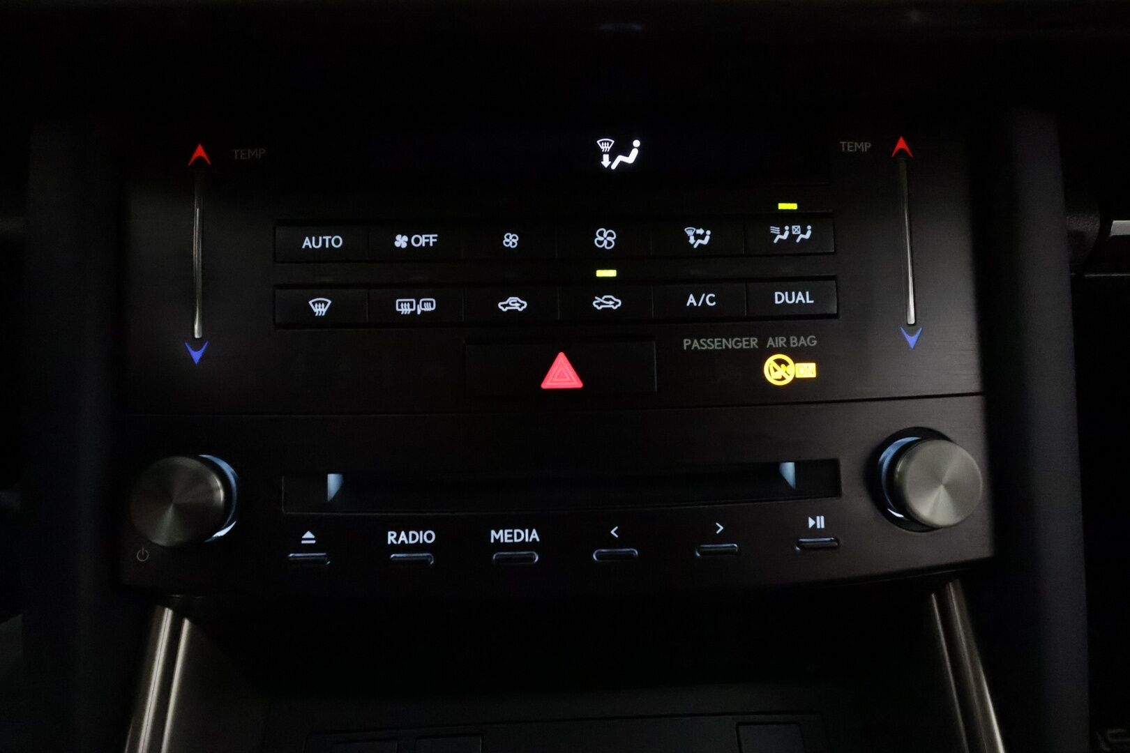 Lexus IS 2017 300h Hybrid A Executive *ACC / P.kamera / LED / Facelift / Puolinahat / Lohkolämmitin / KeylessGo* - Suomi-auto / Kahdet renkaat aluvanteilla / Merkkihuollettu / Juuri huollettu!