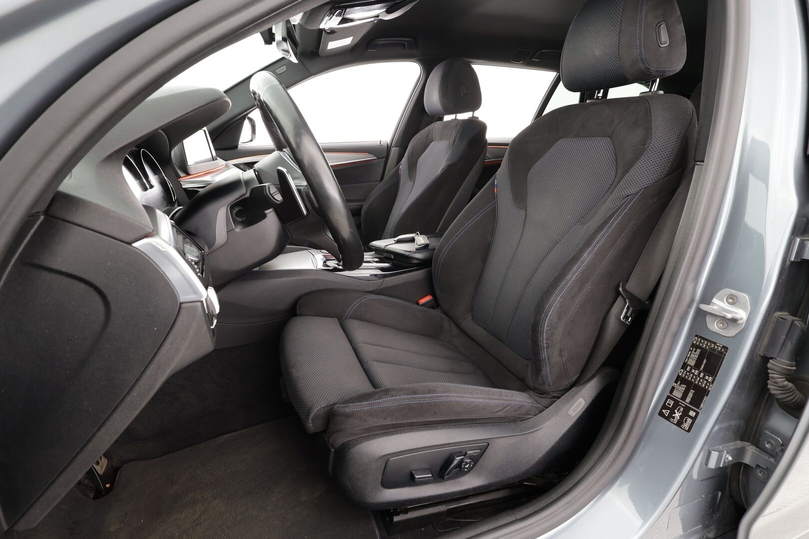 BMW 520 2019 G31 Touring 520d A xDrive Business M-Sport * HiFi / Lohkolämmitin / Adapt.LED / P.Kamera / Sportpenkit / Navi / Koukku * - *Suomi-auto / Kahdet renkaat / Merkkihuollettu!*