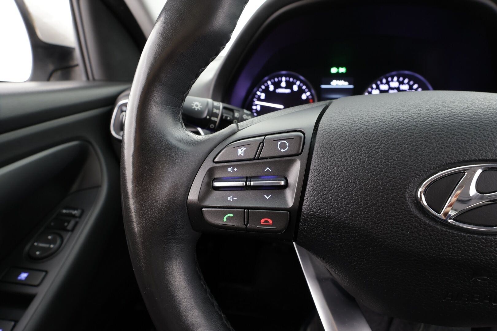 Hyundai i30 Wagon 2018 1,0 T-GDI Comfort Limited * 1.Om Suomi-auto / Vakkari / P.kamera / LED / Lohkolämmitin / Kaistavahti * - Kahdet renkaat aluvanteilla