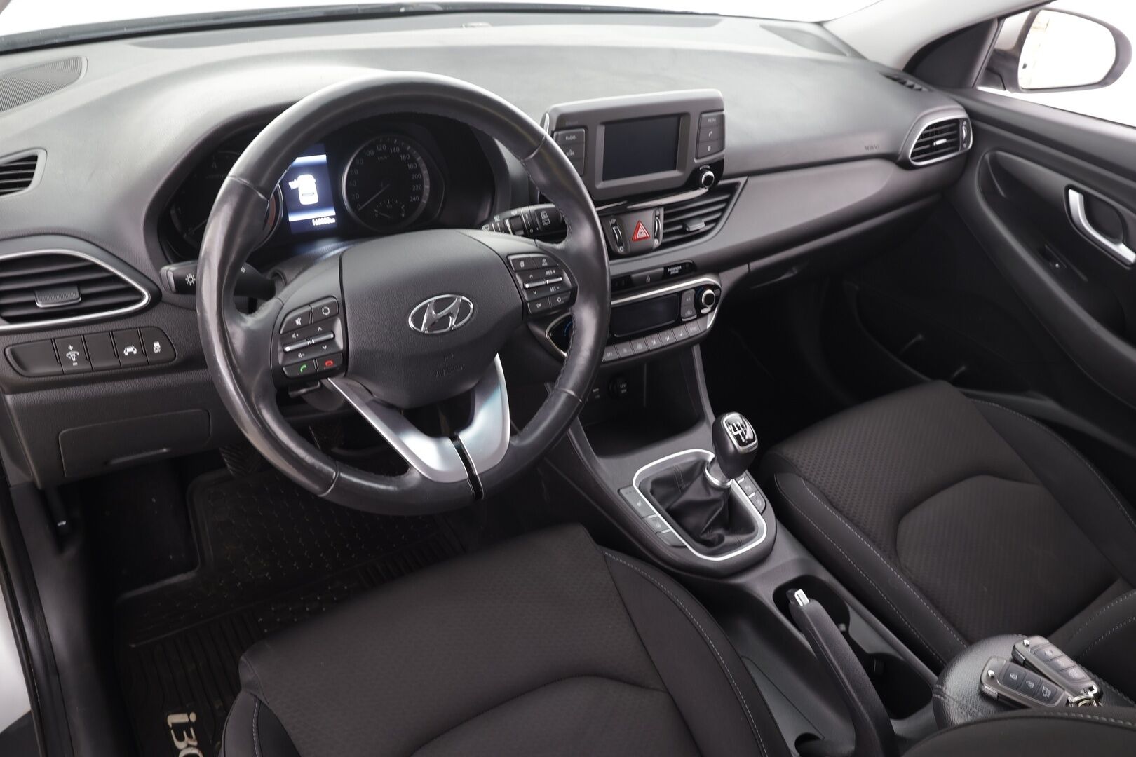 Hyundai i30 Wagon 2018 1,0 T-GDI Comfort Limited * 1.Om Suomi-auto / Vakkari / P.kamera / LED / Lohkolämmitin / Kaistavahti * - Kahdet renkaat aluvanteilla