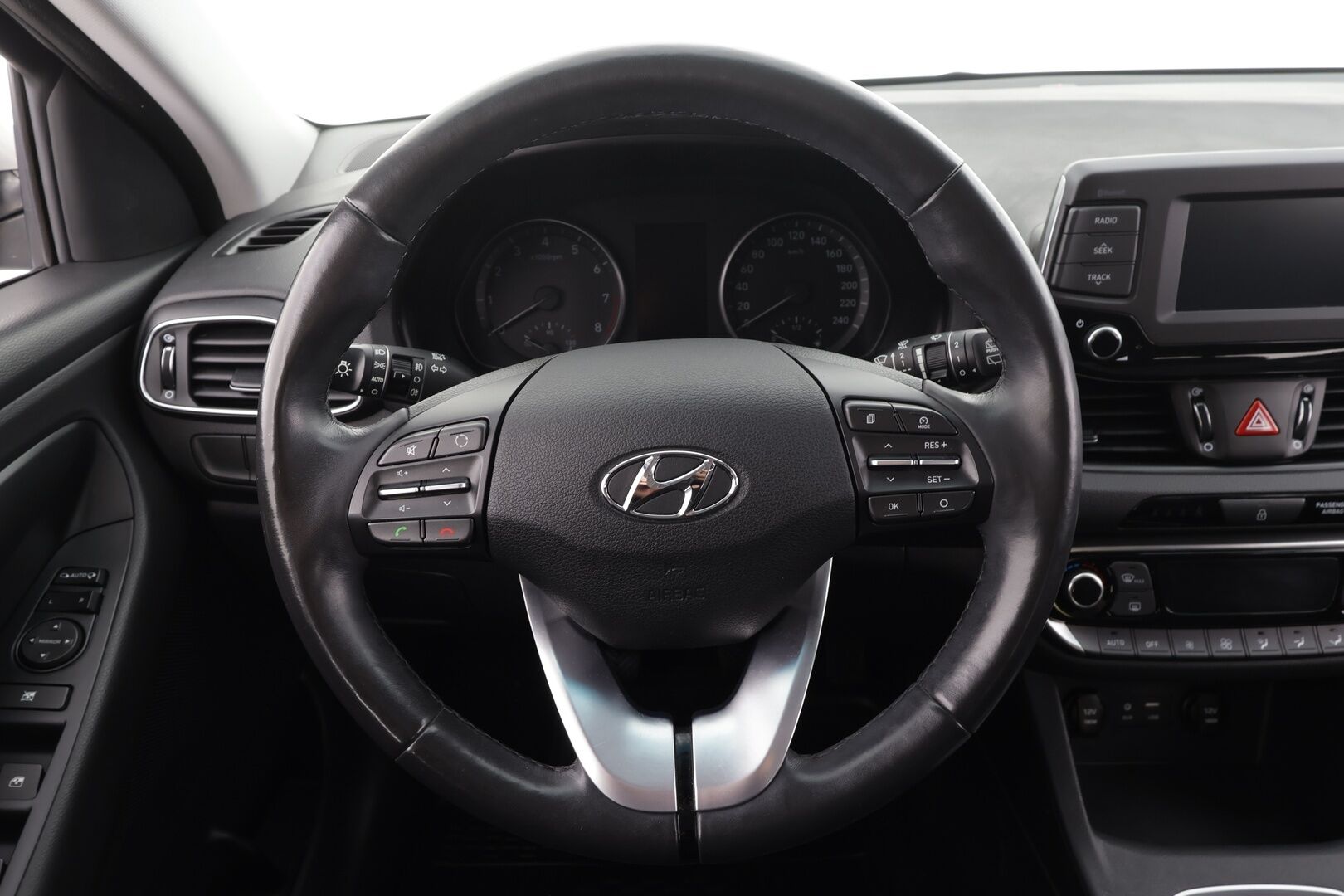 Hyundai i30 Wagon 2018 1,0 T-GDI Comfort Limited * 1.Om Suomi-auto / Vakkari / P.kamera / LED / Lohkolämmitin / Kaistavahti * - Kahdet renkaat aluvanteilla - HULLU BLACKWEEK KORKOTARJOUS 2,49%