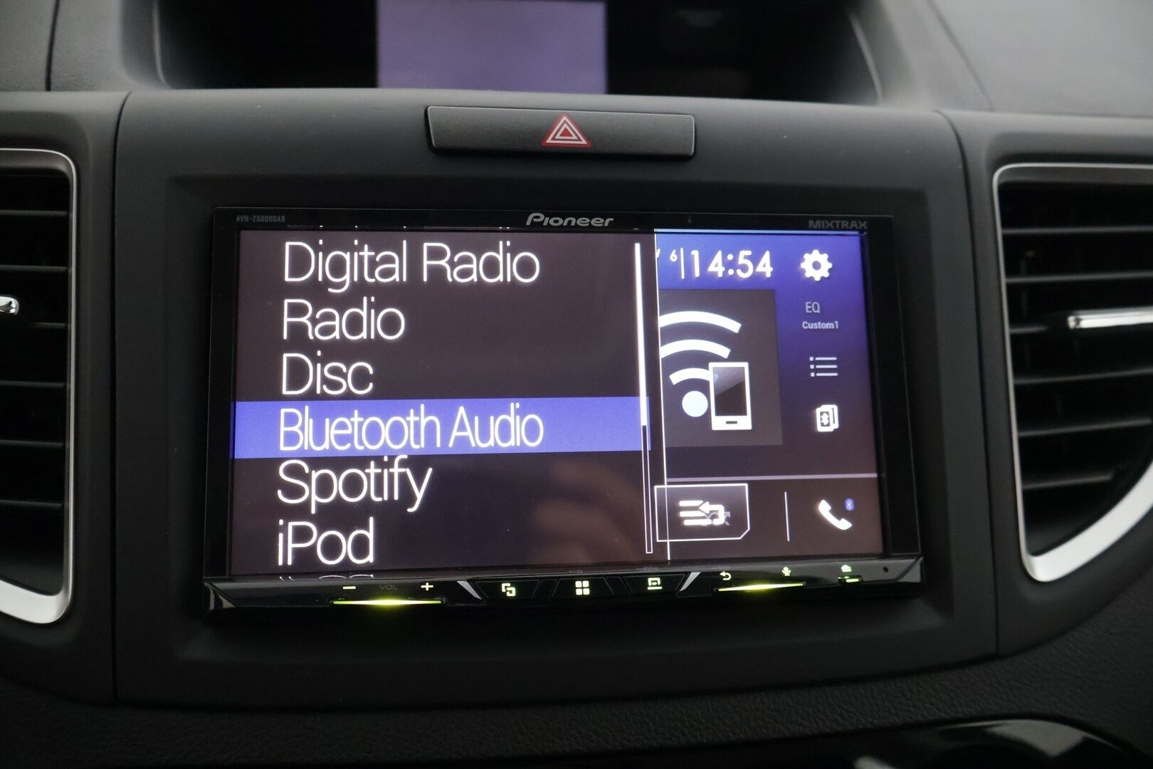 Honda CR-V 2017 2,0 Comfort Plus AT * Suomiauto / P-Kamera / Vetokoukku / Lohkolämmitin+sisäpistoke * - Kahdet hyvät renkaat / Vakkari / Aut. Ilmastointi