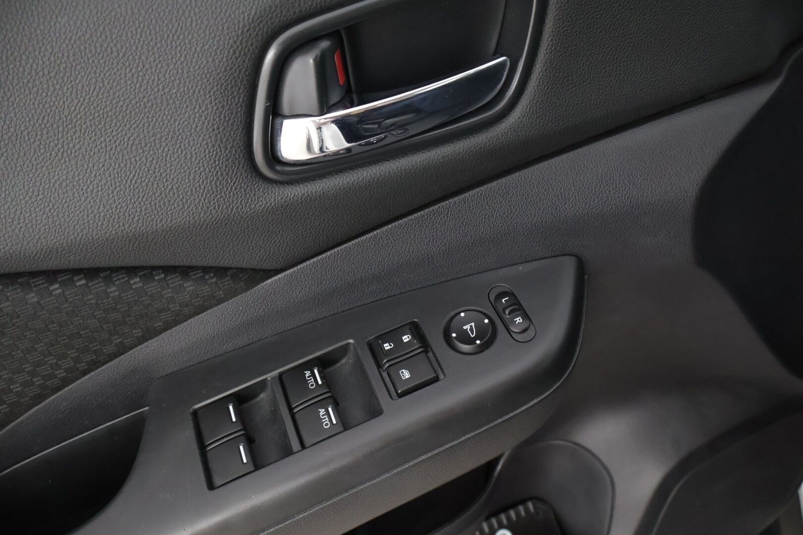 Honda CR-V 2017 2,0 Comfort Plus AT * Suomiauto / P-Kamera / Vetokoukku / Lohkolämmitin+sisäpistoke * - Kahdet hyvät renkaat / Vakkari / Aut. Ilmastointi