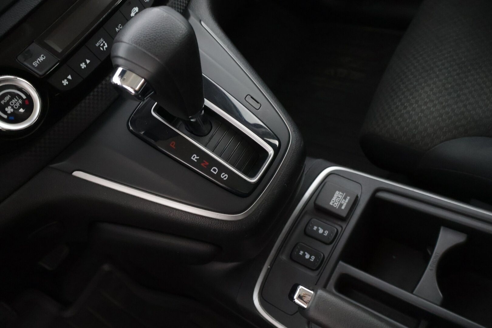 Honda CR-V 2017 2,0 Comfort Plus AT * Suomiauto / P-Kamera / Vetokoukku / Lohkolämmitin+sisäpistoke * - Kahdet hyvät renkaat / Vakkari / Aut. Ilmastointi - HULLU BLACKWEEK KORKOTARJOUS 2,49%