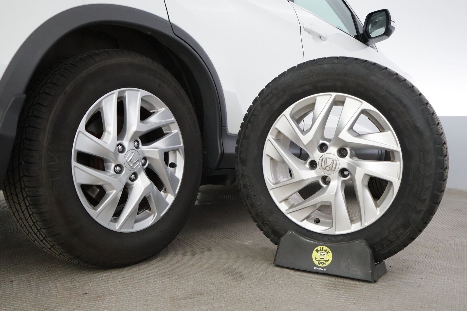 Honda CR-V 2017 2,0 Comfort Plus AT * Suomiauto / P-Kamera / Vetokoukku / Lohkolämmitin+sisäpistoke * - Kahdet hyvät renkaat / Vakkari / Aut. Ilmastointi