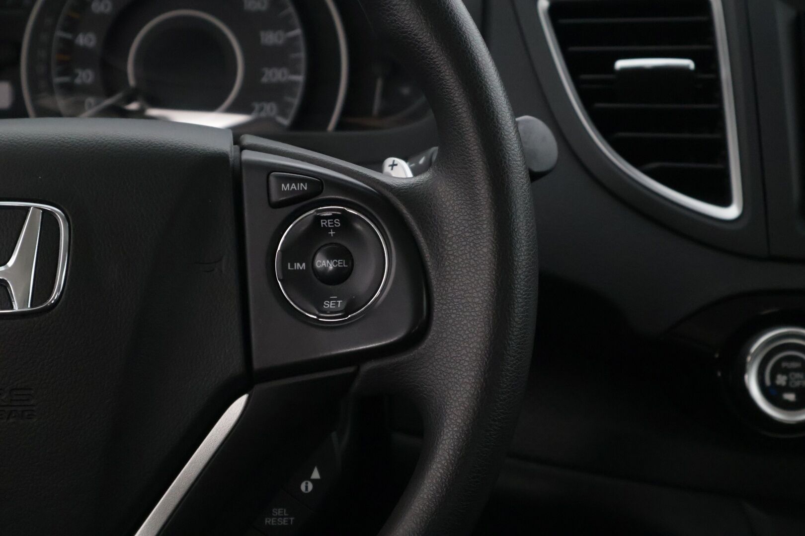 Honda CR-V 2017 2,0 Comfort Plus AT * Suomiauto / P-Kamera / Vetokoukku / Lohkolämmitin+sisäpistoke * - Kahdet hyvät renkaat / Vakkari / Aut. Ilmastointi