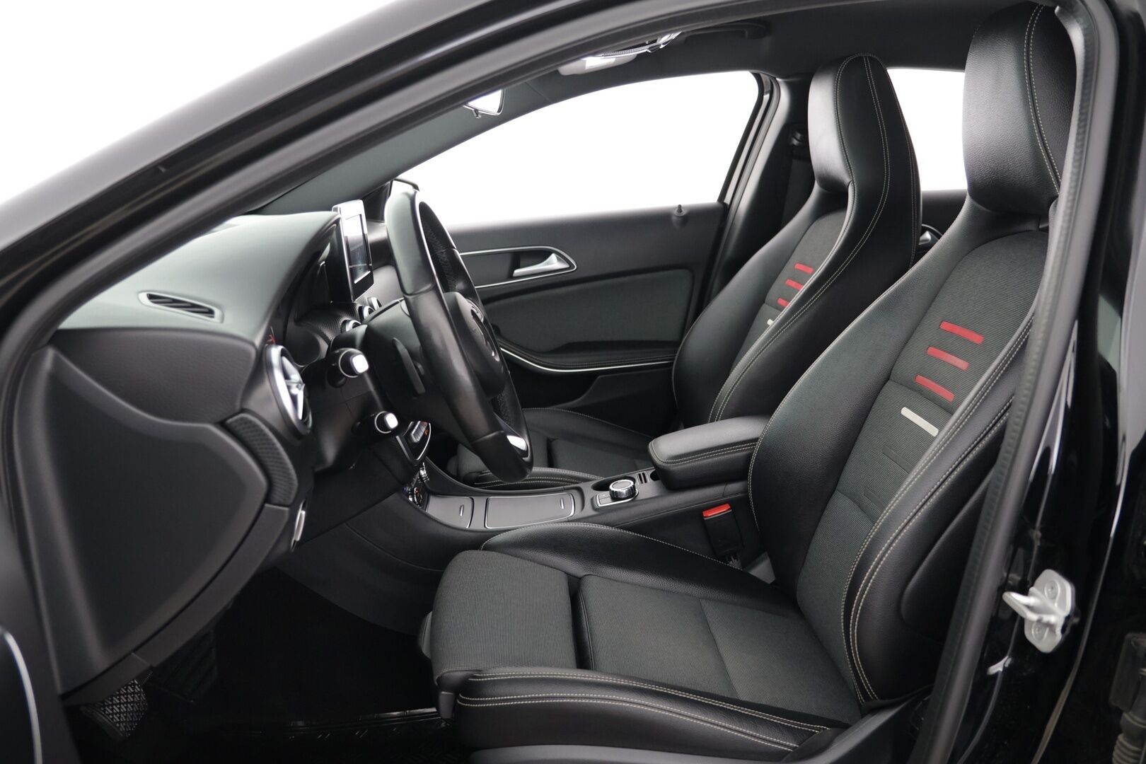 Mercedes-Benz A 2017 180 d A Premium Business * Kahdet renkaat*/ *P-Kamera* / *Juuri Huollettu* - Edullinen premium peli järkevillä kilsoilla!