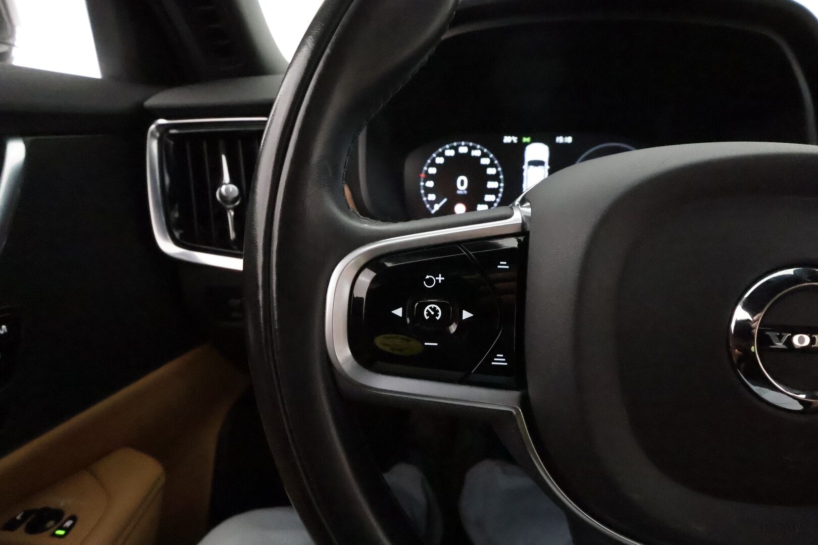 Volvo V90 2018 T8 AWD Inscription aut **Pa-lämmitin / Panorama / Adapt.vakkari / Muistipenkki / 360 Kamera / Koukku / Keyless / Full LED** - Suomi-auto