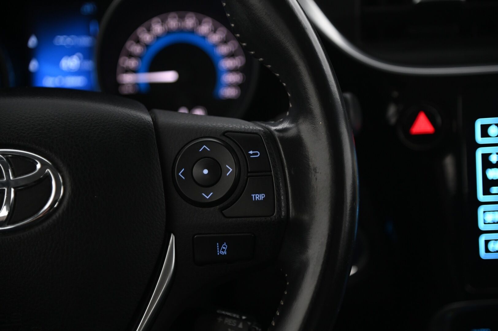 Toyota Auris 2018 Touring Sports 1,8 Hybrid Active * Navi / Vakkari / Lohko / Lane assist / Toyota Online* - 2x renkaat vanteilla / siisti / Taloudellinen / BT * 