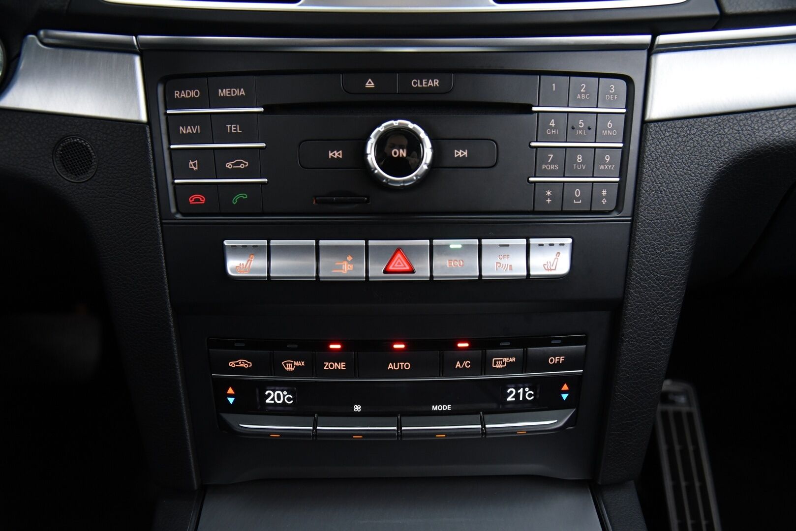 Mercedes-Benz E 2015 200 BE Coupé A * Lohko + sisä / P. Tutkat / Puolinahat / Navi / Juuri huollettu / 2x Hyvät renkaat * - Uudet Nokian nastat / Upea yksilö - HULLUT AVAJAISHULINAT KORKOTARJOUS 3,29 %