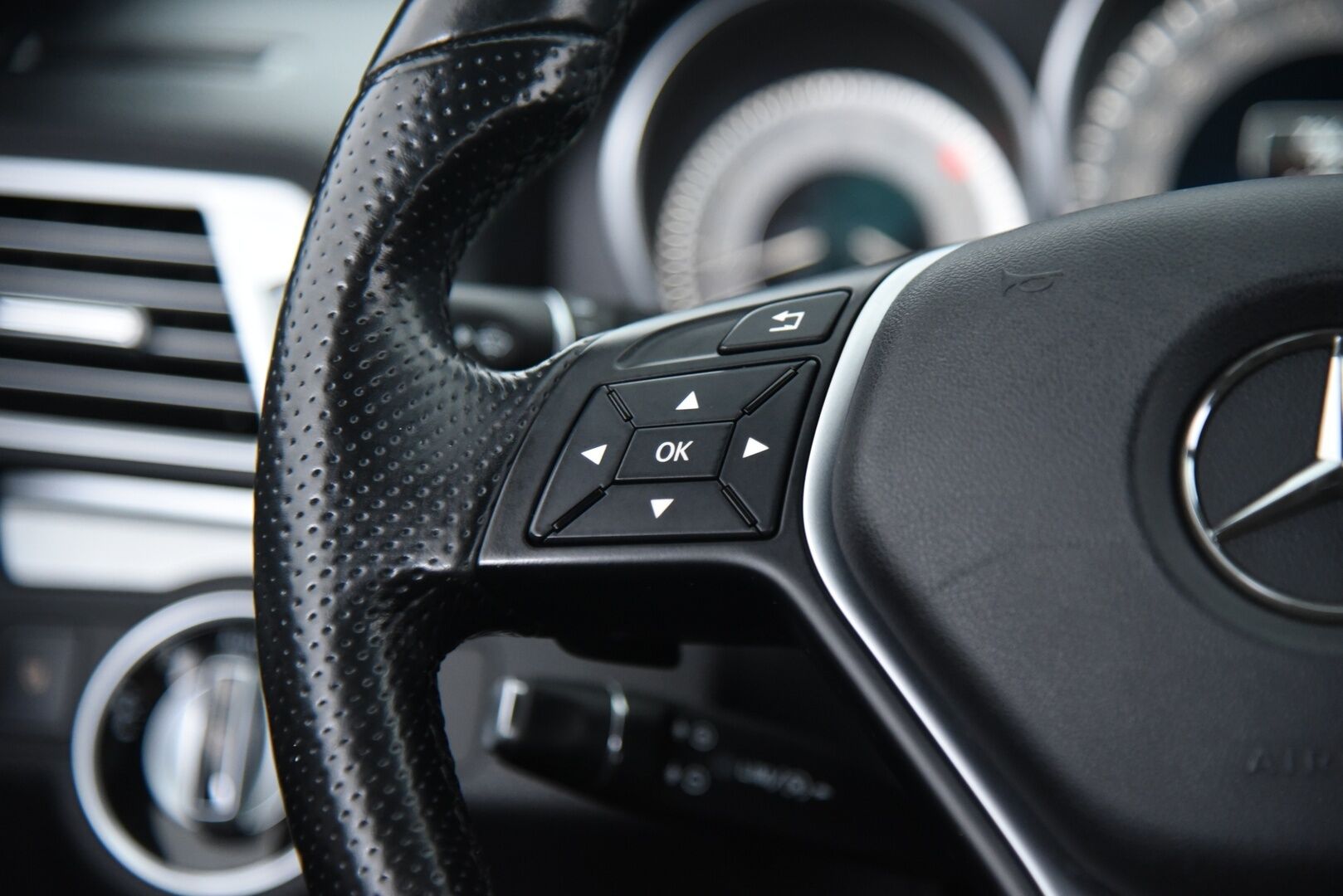 Mercedes-Benz E 2015 200 BE Coupé A / Lohko + sisä / P. Tutkat / Puolinahat / Navi / Juuri huollettu / 2x Hyvät renkaat - Juuri Saapunut! Upea yksilö