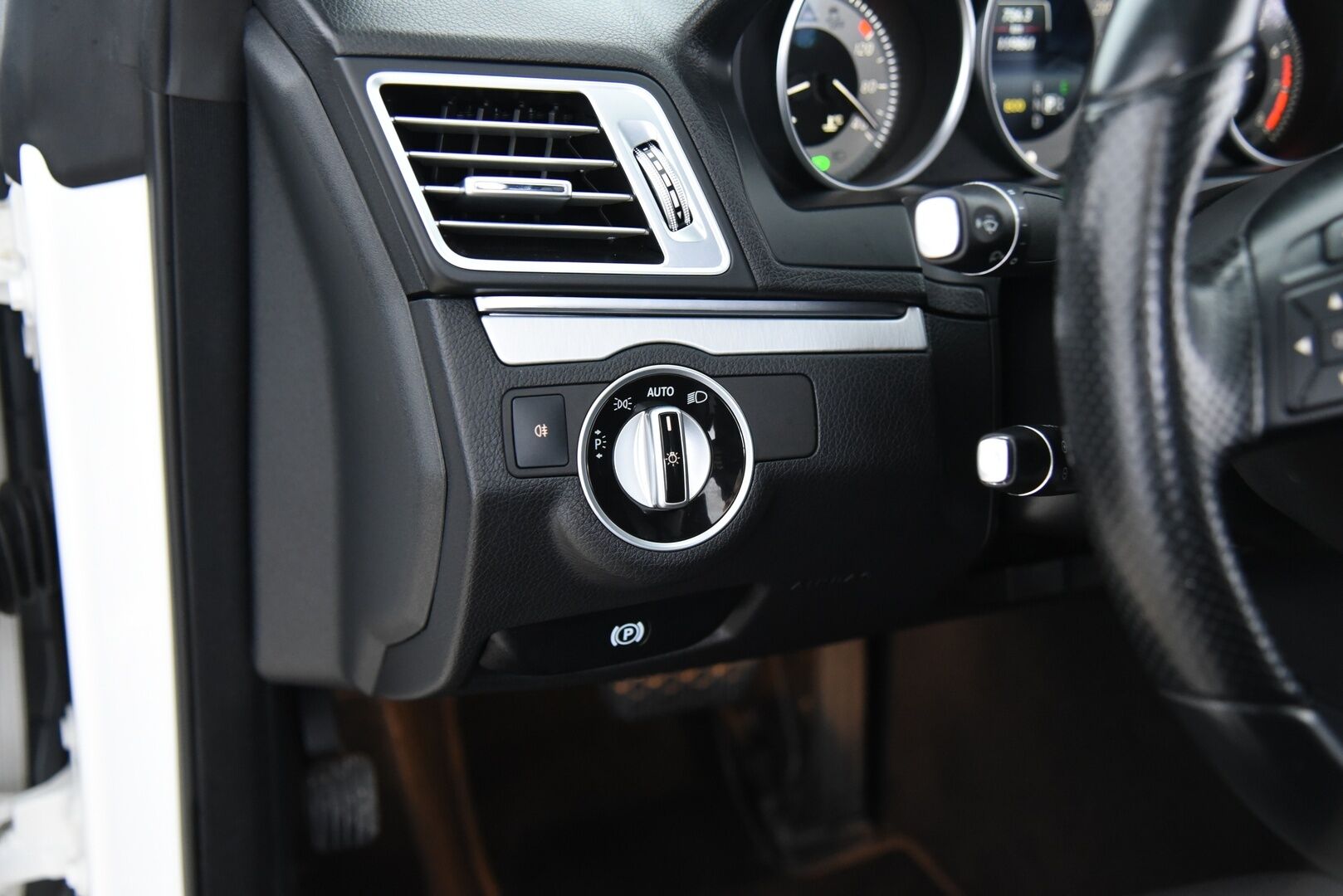 Mercedes-Benz E 2015 200 BE Coupé A / Lohko + sisä / P. Tutkat / Puolinahat / Navi / Juuri huollettu / 2x Hyvät renkaat - Juuri Saapunut! Upea yksilö