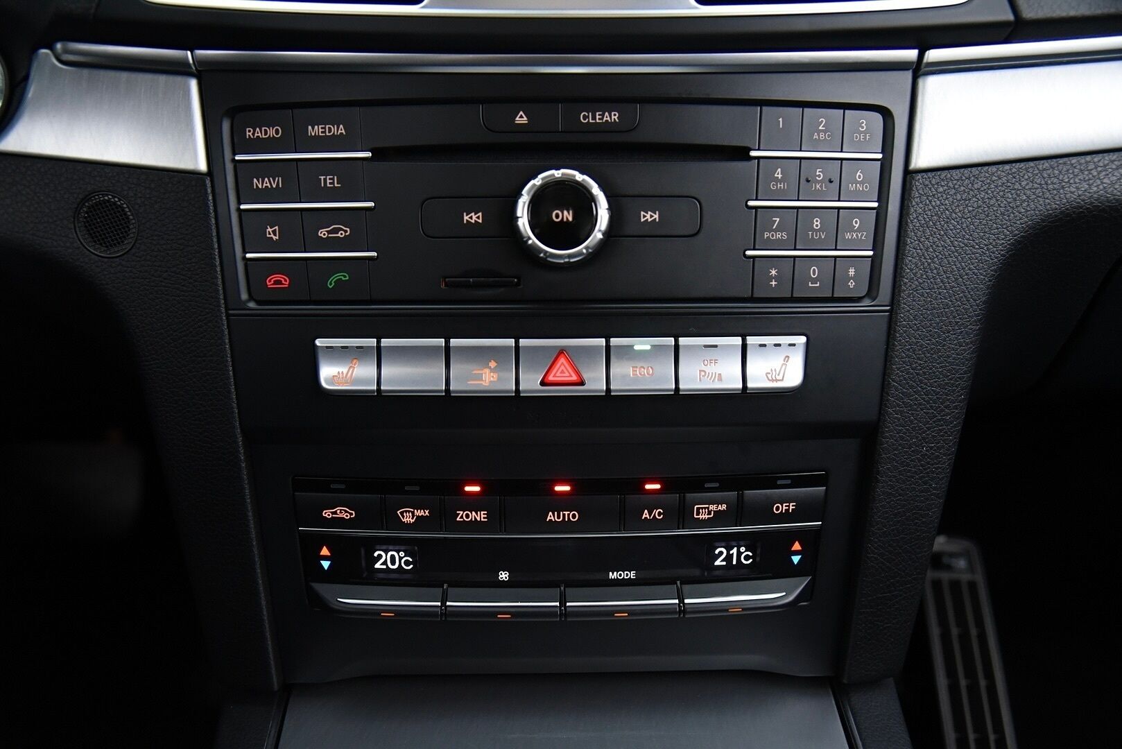 Mercedes-Benz E 2015 200 BE Coupé A / Lohko + sisä / P. Tutkat / Puolinahat / Navi / Juuri huollettu / 2x Hyvät renkaat - Juuri Saapunut! Upea yksilö