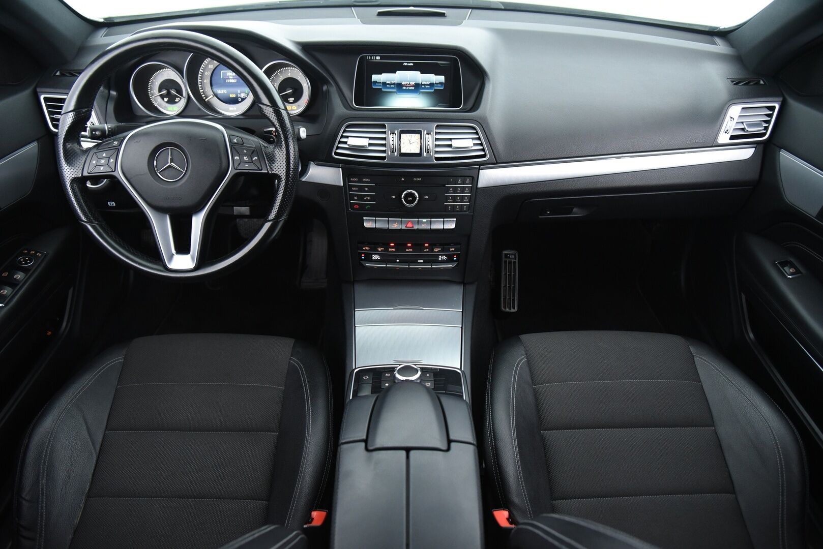 Mercedes-Benz E 2015 200 BE Coupé A * Lohko + sisä / P. Tutkat / Puolinahat / Navi / Juuri huollettu / 2x Hyvät renkaat * - Uudet Nokian nastat / Upea yksilö - HULLUT AVAJAISHULINAT KORKOTARJOUS 3,29 %