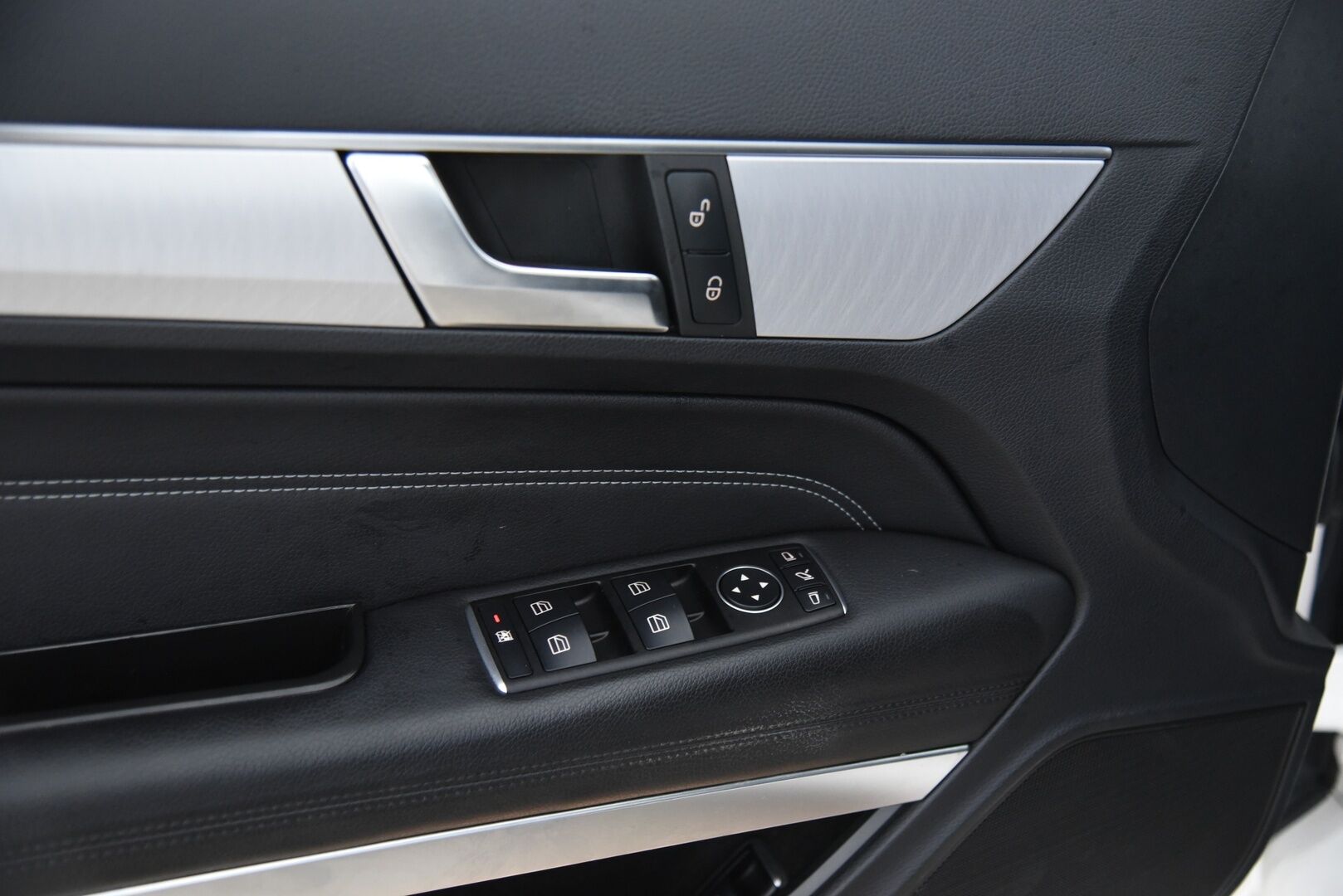 Mercedes-Benz E 2015 200 BE Coupé A * Lohko + sisä / P. Tutkat / Puolinahat / Navi / Juuri huollettu / 2x Hyvät renkaat * - Uudet Nokian nastat / Upea yksilö - HULLUT AVAJAISHULINAT KORKOTARJOUS 3,29 %