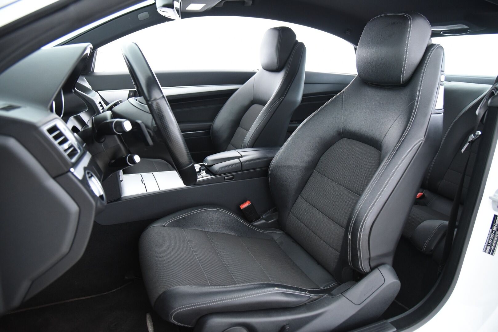 Mercedes-Benz E 2015 200 BE Coupé A / Lohko + sisä / P. Tutkat / Puolinahat / Navi / Juuri huollettu / 2x Hyvät renkaat - Juuri Saapunut! Upea yksilö