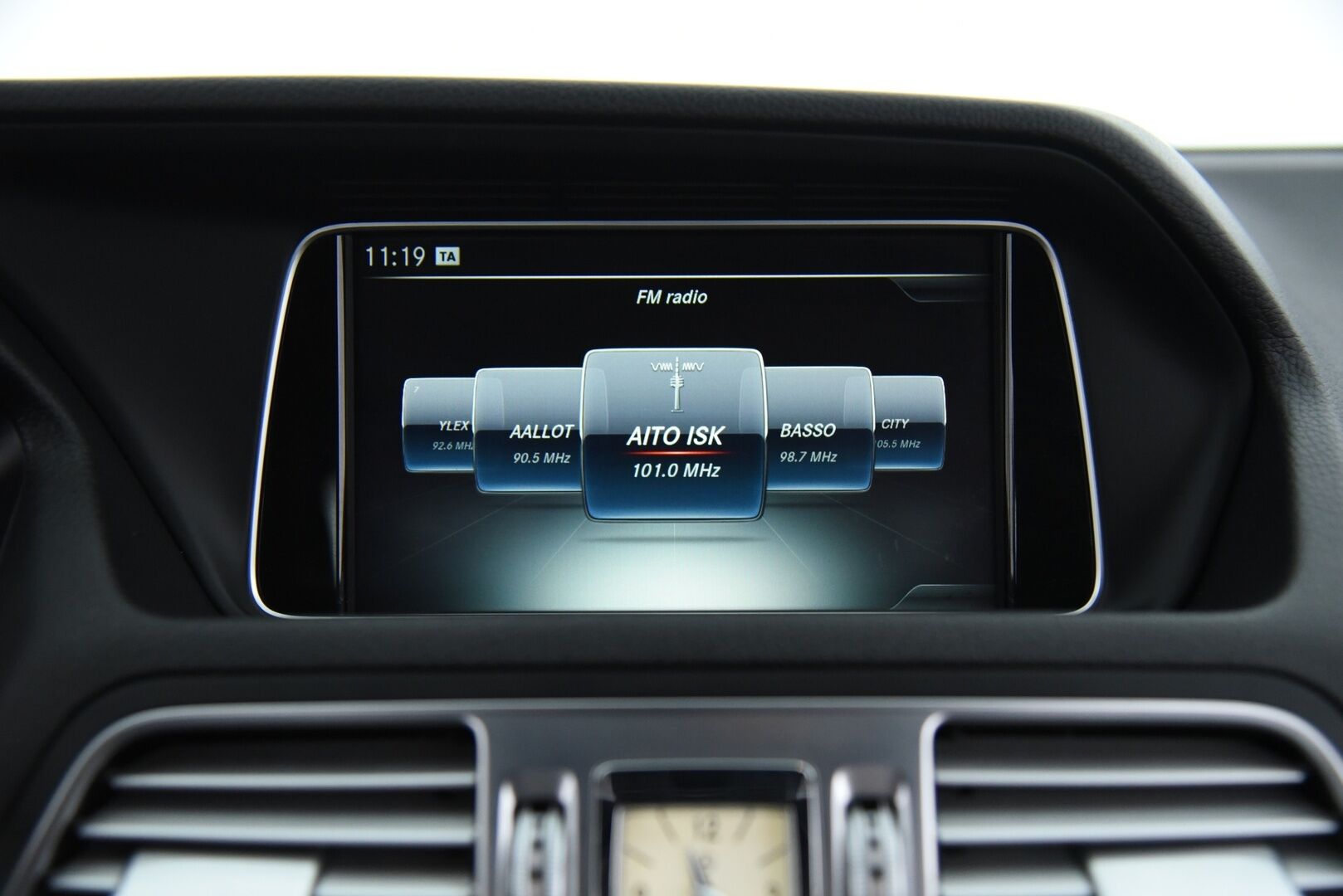 Mercedes-Benz E 2015 200 BE Coupé A * Lohko + sisä / P. Tutkat / Puolinahat / Navi / Juuri huollettu / 2x Hyvät renkaat * - Uudet Nokian nastat / Upea yksilö - HULLUT AVAJAISHULINAT KORKOTARJOUS 3,29 %