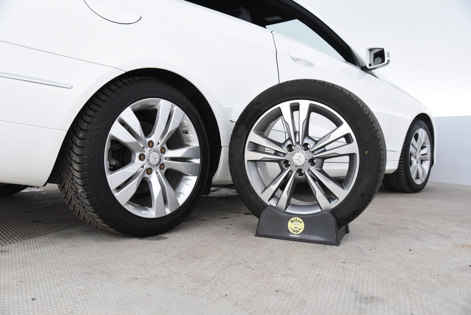 Mercedes-Benz E 2015 200 BE Coupé A / Lohko + sisä / P. Tutkat / Puolinahat / Navi / Juuri huollettu / 2x Hyvät renkaat - Juuri Saapunut! Upea yksilö