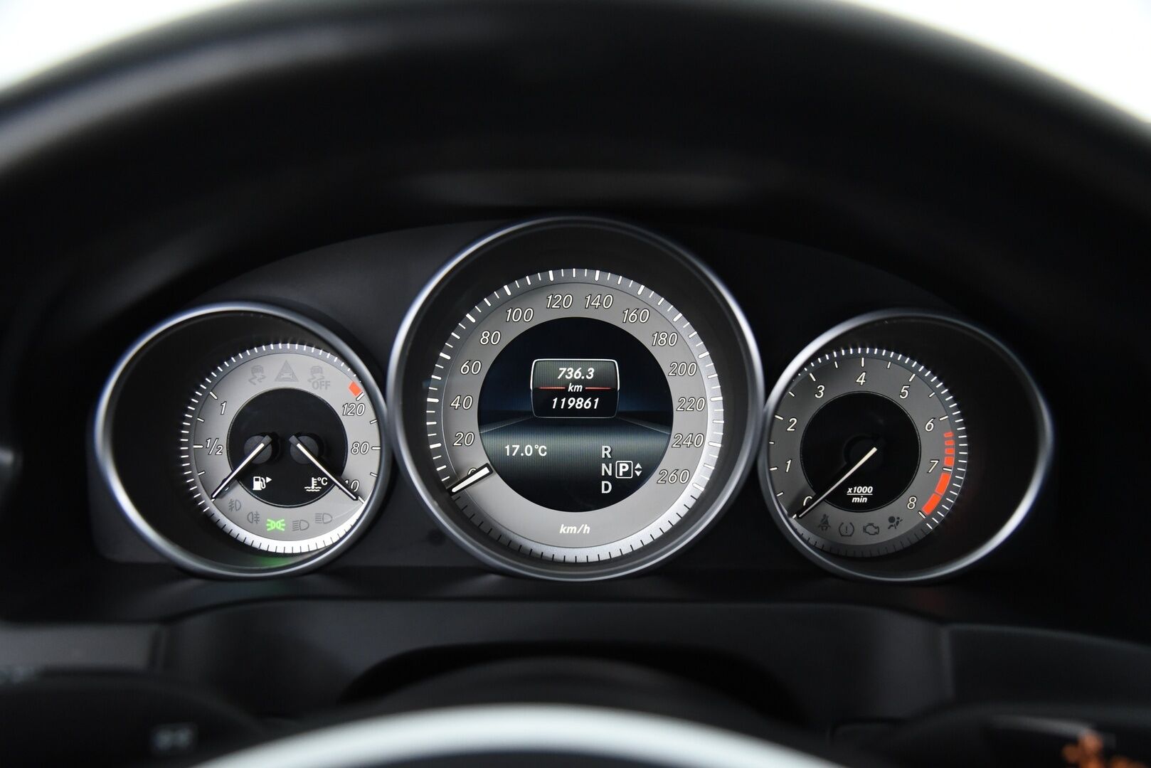 Mercedes-Benz E 2015 200 BE Coupé A * Lohko + sisä / P. Tutkat / Puolinahat / Navi / Juuri huollettu / 2x Hyvät renkaat * - Uudet Nokian nastat / Upea yksilö - HULLUT AVAJAISHULINAT KORKOTARJOUS 3,29 %