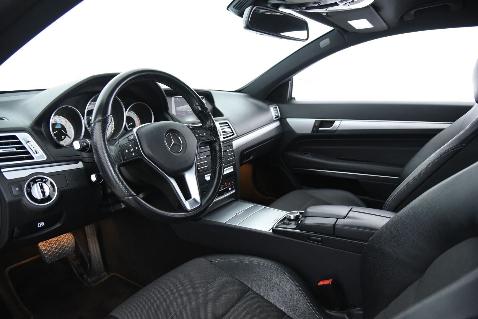 Mercedes-Benz E 2015 200 BE Coupé A / Lohko + sisä / P. Tutkat / Puolinahat / Navi / Juuri huollettu / 2x Hyvät renkaat - Juuri Saapunut! Upea yksilö