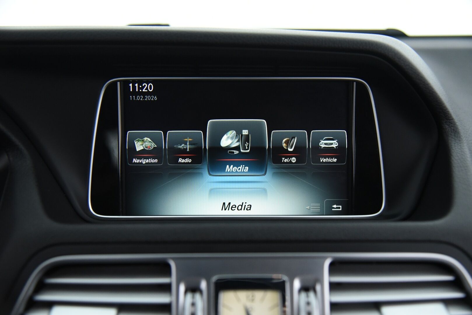 Mercedes-Benz E 2015 200 BE Coupé A * Lohko + sisä / P. Tutkat / Puolinahat / Navi / Juuri huollettu / 2x Hyvät renkaat * - Uudet Nokian nastat / Upea yksilö - HULLUT AVAJAISHULINAT KORKOTARJOUS 3,29 %