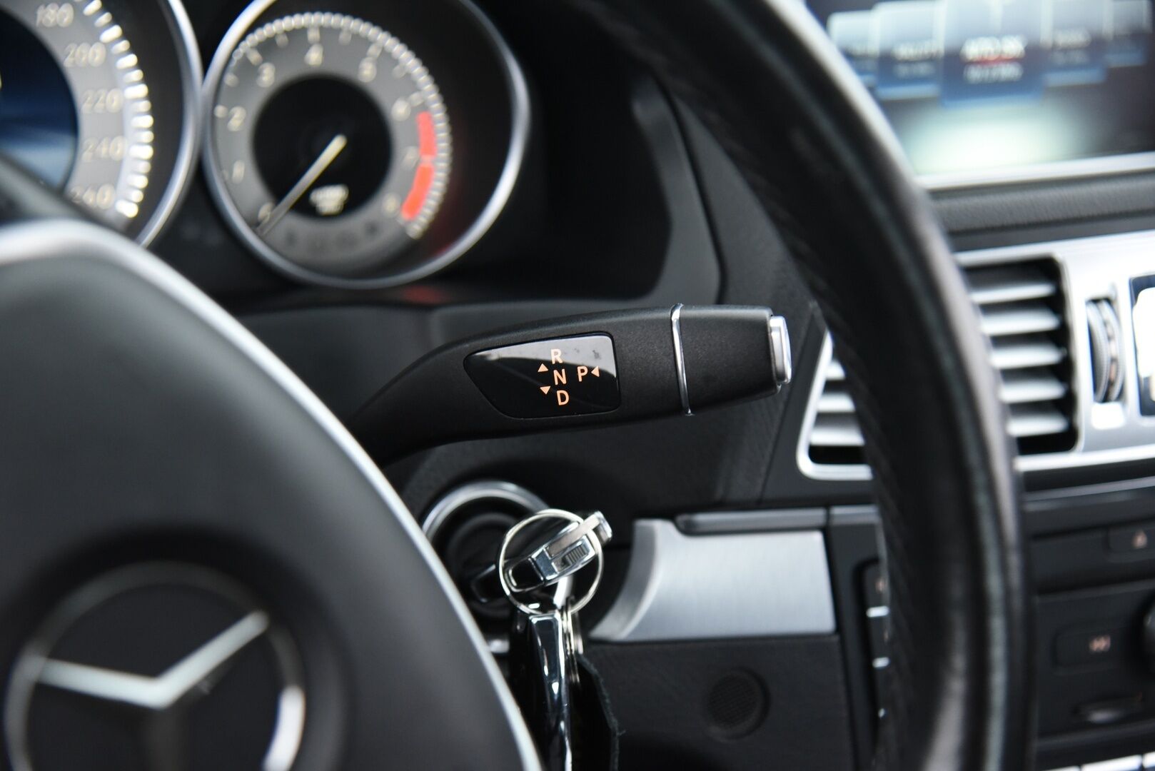 Mercedes-Benz E 2015 200 BE Coupé A * Lohko + sisä / P. Tutkat / Puolinahat / Navi / Juuri huollettu / 2x Hyvät renkaat * - Uudet Nokian nastat / Upea yksilö - HULLUT AVAJAISHULINAT KORKOTARJOUS 3,29 %