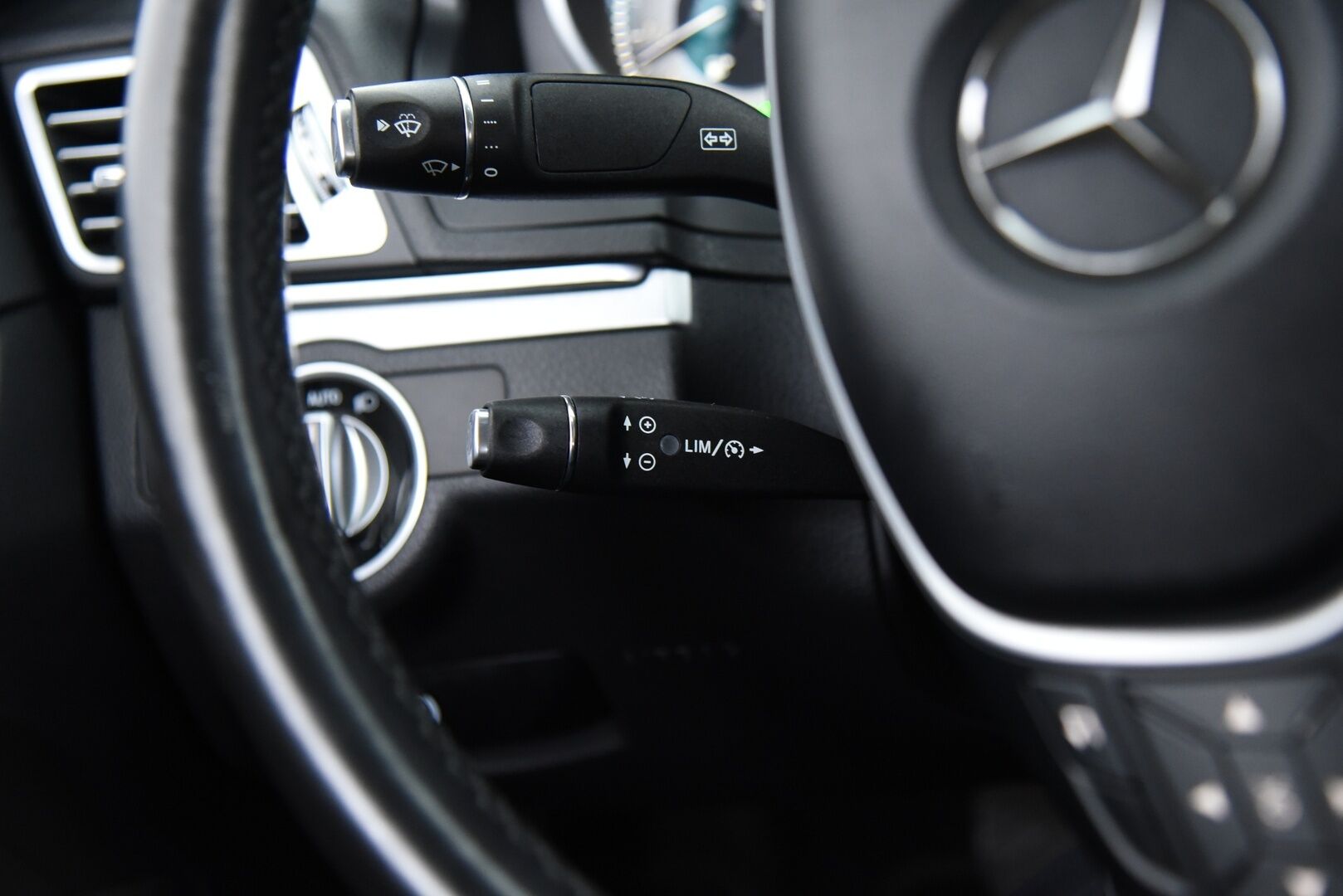 Mercedes-Benz E 2015 200 BE Coupé A * Lohko + sisä / P. Tutkat / Puolinahat / Navi / Juuri huollettu / 2x Hyvät renkaat * - Uudet Nokian nastat / Upea yksilö - HULLUT AVAJAISHULINAT KORKOTARJOUS 3,29 %