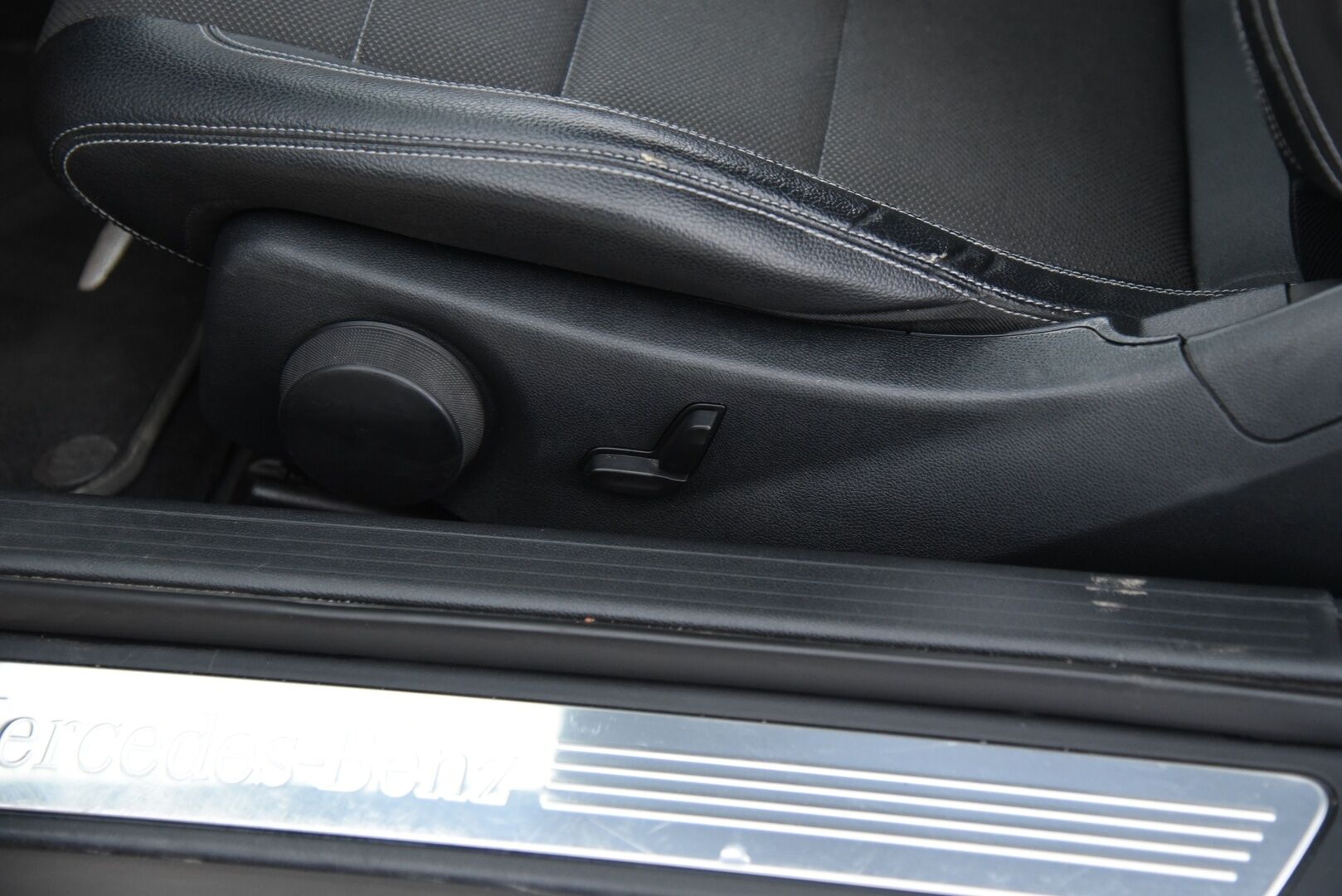 Mercedes-Benz E 2015 200 BE Coupé A / Lohko + sisä / P. Tutkat / Puolinahat / Navi / Juuri huollettu / 2x Hyvät renkaat - Juuri Saapunut! Upea yksilö