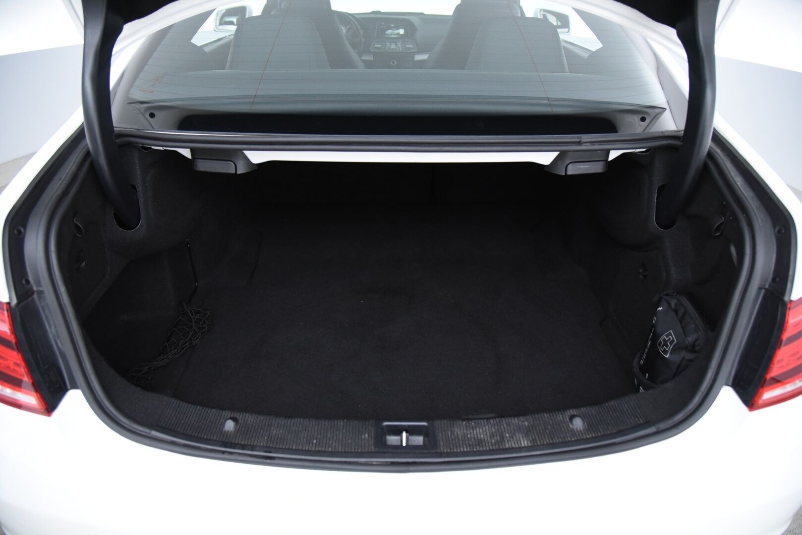 Mercedes-Benz E 2015 200 BE Coupé A / Lohko + sisä / P. Tutkat / Puolinahat / Navi / Juuri huollettu / 2x Hyvät renkaat - Juuri Saapunut! Upea yksilö